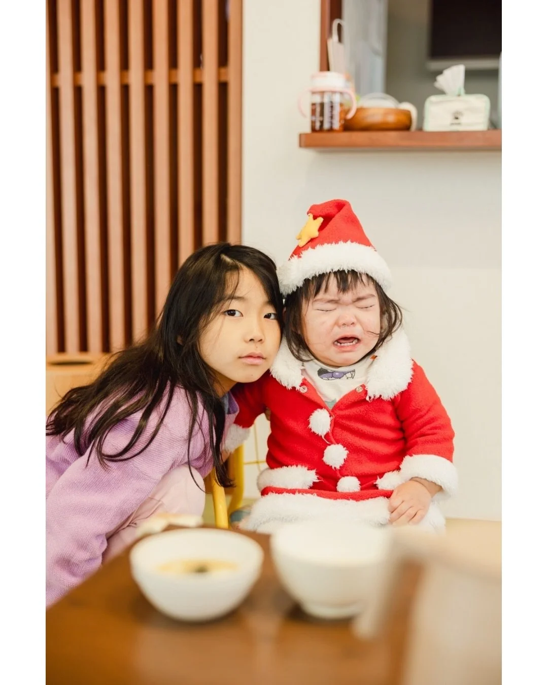 .
今回の主役はサンタ服の1歳半幼児黄金期様ではなく、
（主役でもいいくらいかわいいよおおおおおおお❤️❤️❤️）

うっすら私と同じ要素を感じる7歳の姪っ子🌿
（カメラ趣味の兄から依頼きた時はちびった）
（ウソです）

1年生になったばかりなのに落ち着いていてしっかりもので、
それでいておちゃらけていてムードメーカーで

幼少期に兄に小馬鹿にされた記憶しかない私は
この姪っ子ちゃんと奥さんを中心に兄がものすごくまとm&hellip;
明るくなったのにびっくり通り越してピアノに指挟まったトムく