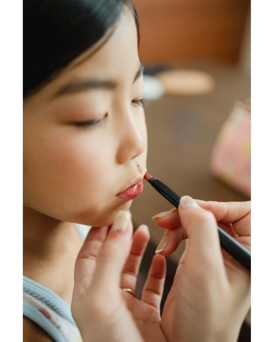 .
ね！？
本当に7歳さんってね！？

ね！？！？

ちなみに前回の投稿の最後のページでチラッと見えているテレビに写っているのは3歳の時の姉さんです💁&zwj;♀️
この時も神社で剣を披露していたのですが、
4年の時を経てマイクラの剣へ昇格。
そして空前絶後のムーブメントだったナルトダンス。

お参り行く前だけどすでにおばちゃん満足w

一方その頃1歳の妹ちゃんは絶対にサンタの服を着ていく！！！！！！！！！！
と大号泣。
絶望のポーズで泣く妹ちゃんを見つめる父母。
立ち尽くすその背中に哀愁が漂