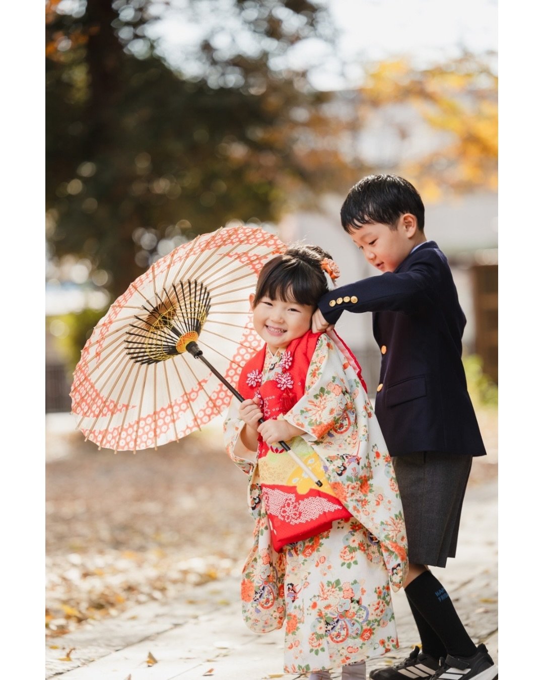 .
私はですね&hellip;
女&rarr;男の順に産んだ定め&hellip;といいましょうか。
その関係性としてはまさに「女王様と下僕ッ！」
って感じの毎日を送っておりまして（大量発汗）

だから兄妹を見ると、
我が家にはない人間関係にキュンとするのです。

このお兄ちゃんはご祈祷後の妹ちゃんに
軽く蹴りを入れつつも、大好きなママがお着物のままでも履きやすいように草履を下駄箱から出してあげたり、

ポージング中の妹ちゃんの横をサァン！
と通り過ぎてちょっかい出したり&hellip;
非常にキ