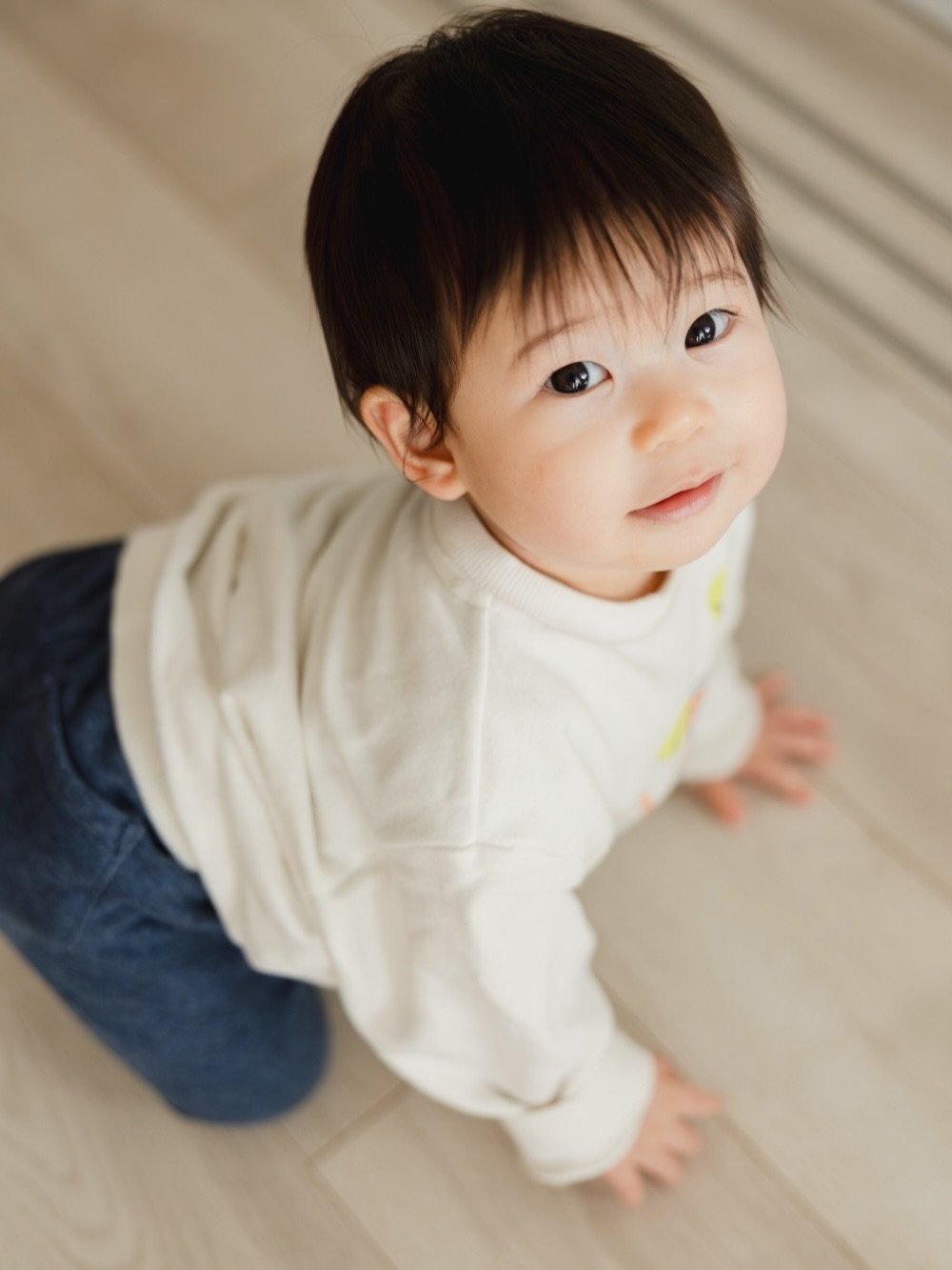 .
ハイハイ全盛期を乳児黄金期として掲げているぬくまる寫眞です。
ハーフバースデーもいい。
1歳もいい。
でもハーフとワンの間に
寝返り
お座り
ずりばい
ハイハイ
つかまり立ち
（この前は高ばいも見してもろたな！）

がぎゅっと詰まってることがあって。

この光輝く時期はまさにまさにまさに
乳児黄金期と&hellip;呼びたい。

✎︎＿＿＿＿＿＿＿＿＿＿＿＿＿＿
information
ただいま2026年2月3月の撮影を受付しております。
詳しくはHPをご覧いただき、何か不明点がありましたら