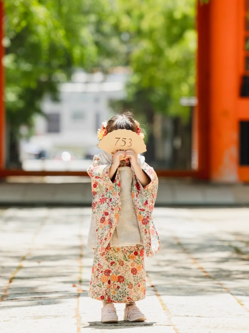 移動中に寝ちゃったもんだから、
大人は戦々恐々と寝起きの機嫌をね
伺っておったんですけども

画面外の蝶やら亀やらドーナツやら
自販機やらゼリーやらパパママ電車のばーば、
イルカのばーばの声かけで
あっという間にニコニコになってくださいました😘

写真撮りたくない気持ちとか、
着物着たく無い気持ちとか、
笑いたく無い気持ちとか
七五三の撮影では超！あるある

あるよね人間だもの
私も寝起きでピースしろ言われたらキツいもん笑笑
いや待って化粧させて&hellip;

生まれてたった3年で
無事に