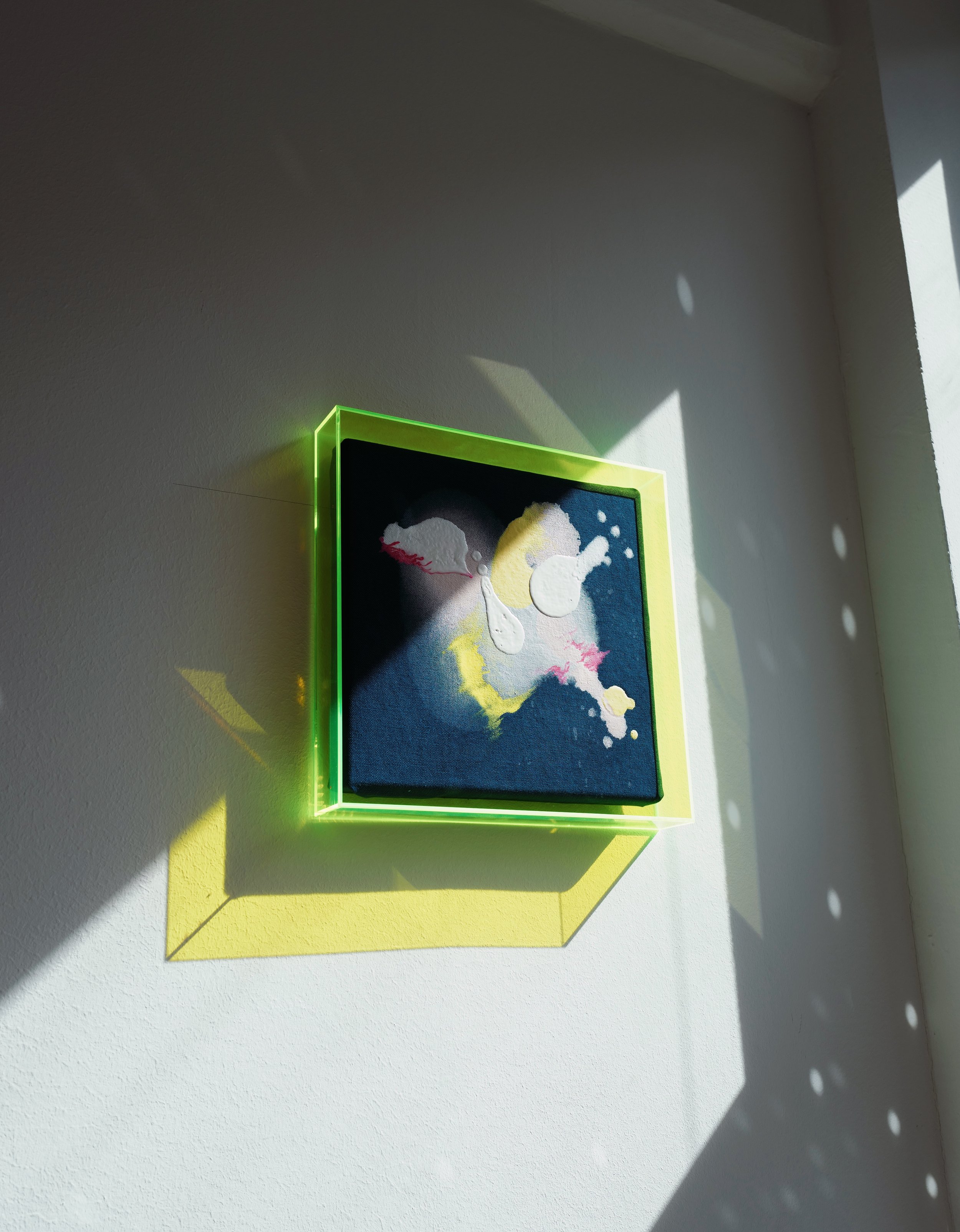 SERIE ZUCKER · Originalarbeit · Einzelstück · 220 € · 26 breit × 26 hoch x 4 cm tief | blauer Leinenstoff mit gelbem Neonrahmen | Acrylfarbe