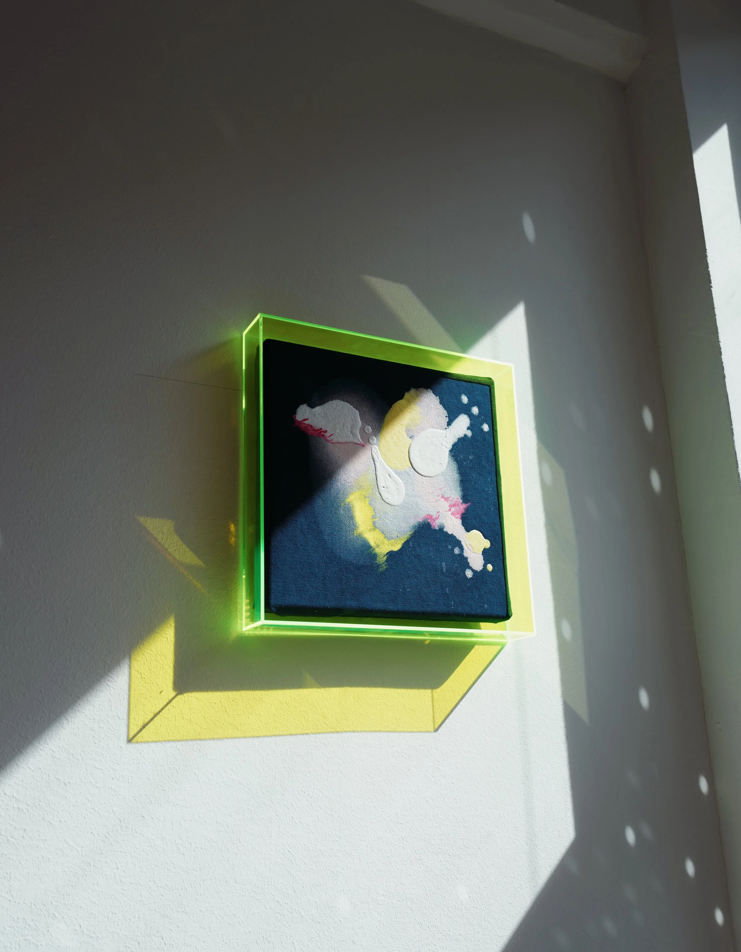 SERIE ZUCKER · Originalarbeit · Einzelstück · 26 breit × 26 hoch x 4 cm tief | blauer Leinenstoff mit gelbem Neonrahmen | Acrylfarbe