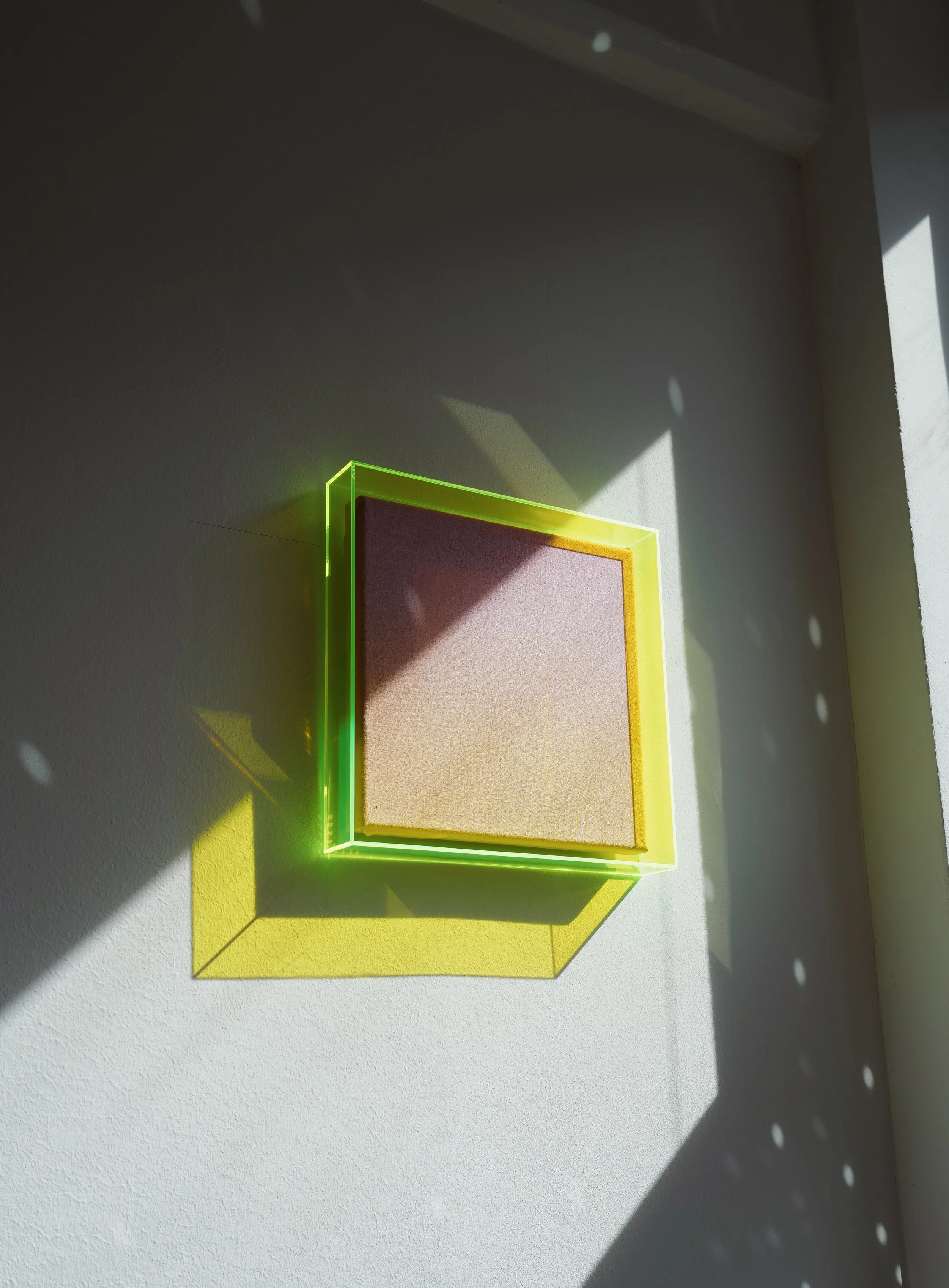 SERIE GRADIENT · Originalarbeit · Einzelstück · 160 € · 26 breit × 26 hoch x 4 cm tief | gefärbter Leinenstoff mit gelbem Neonrahmen | Verlauf von gelb nach softpink