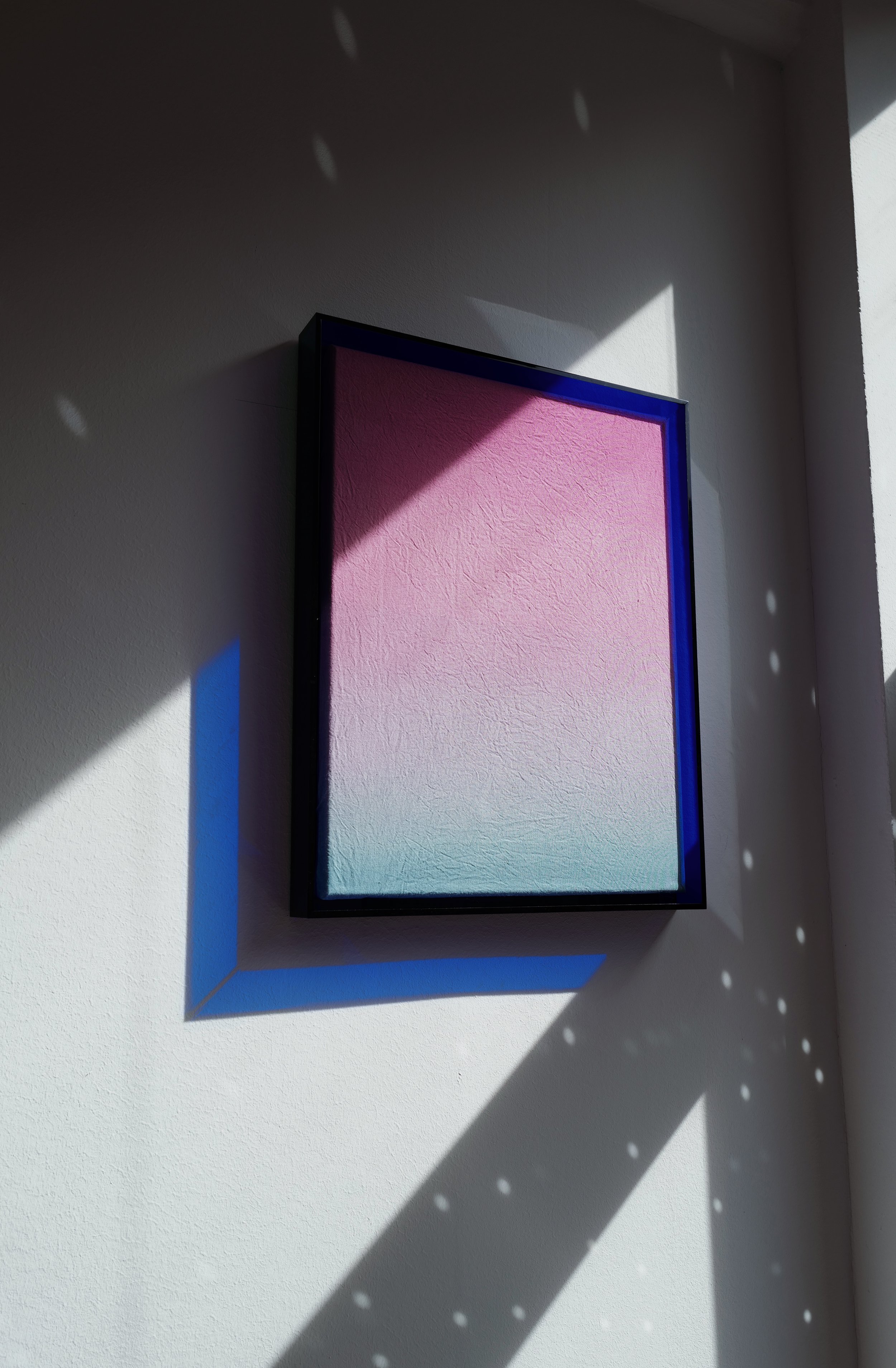 SERIE GRADIENT · Originalarbeit · Einzelstück · 250 € · 36 cm breit × 46 cm hoch x 4 cm tief | gefärbter & gecrunchter Leinenstoff mit blauem Neonrahmen | Verlauf von petrol nach pink