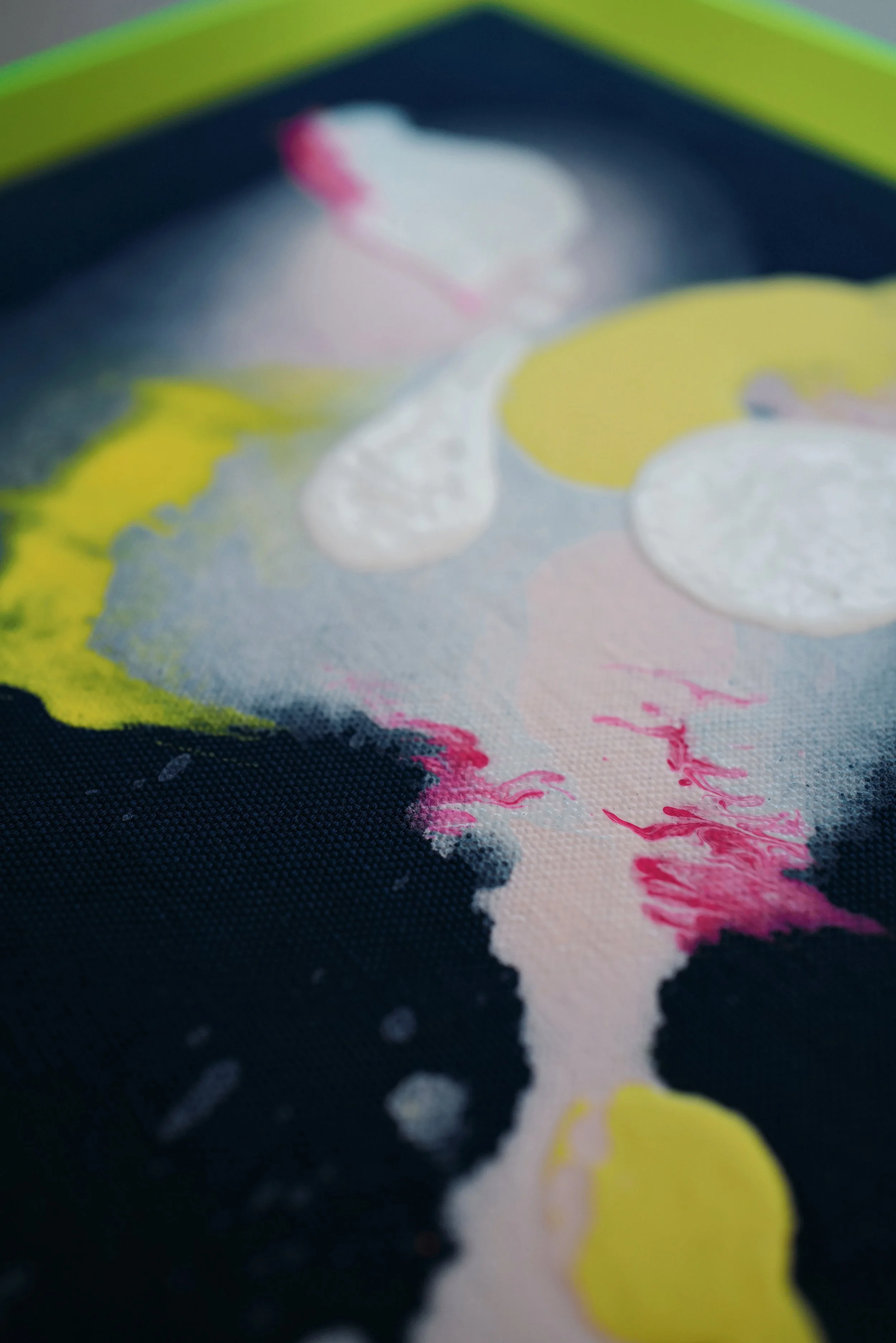 SERIE ZUCKER · Originalarbeit · Einzelstück · 220 € · 26 breit × 26 hoch x 4 cm tief | blauer Leinenstoff mit gelbem Neonrahmen | Acrylfarbe
