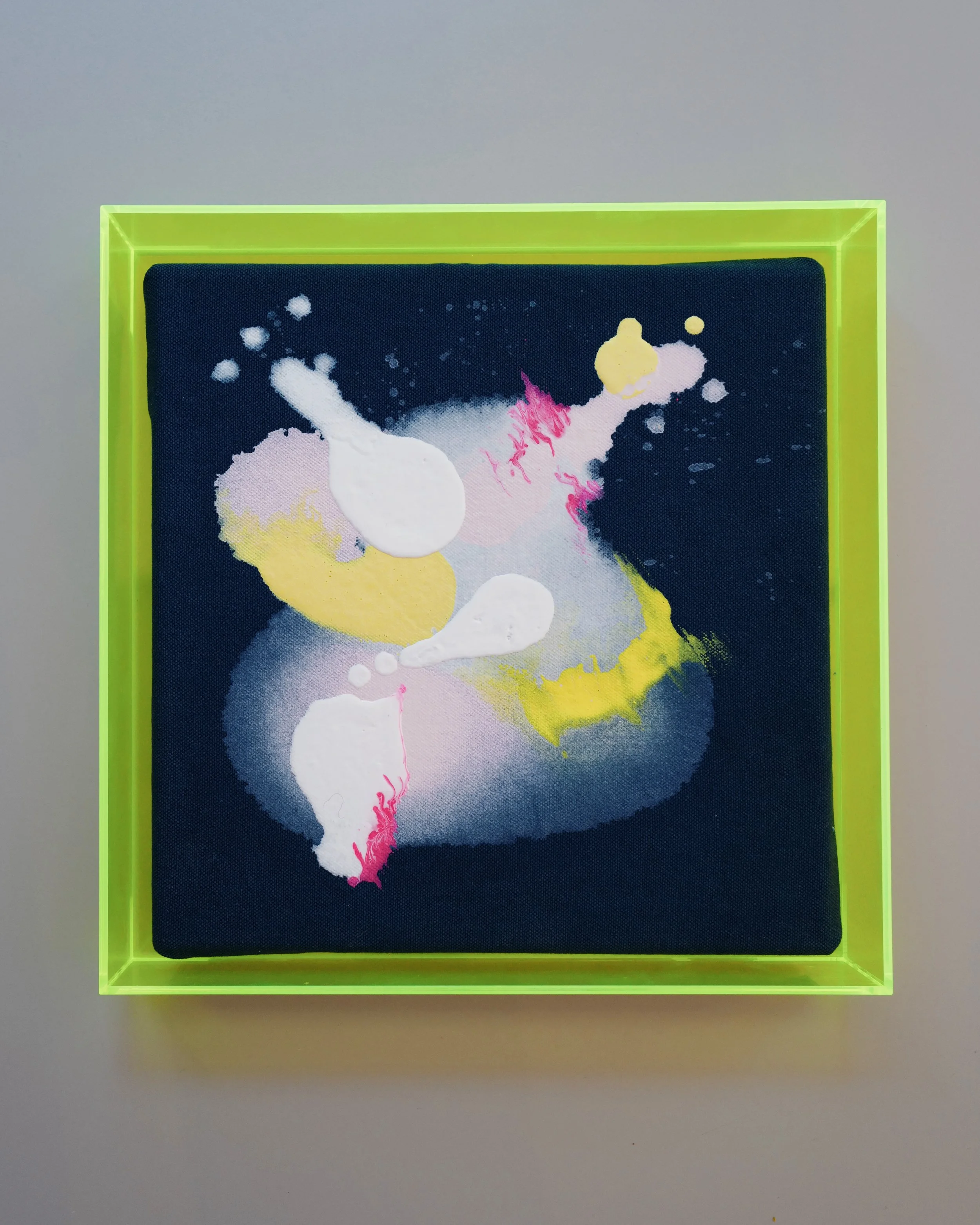 SERIE ZUCKER · Originalarbeit · Einzelstück · 220 € · 26 breit × 26 hoch x 4 cm tief | blauer Leinenstoff mit gelbem Neonrahmen | Acrylfarbe