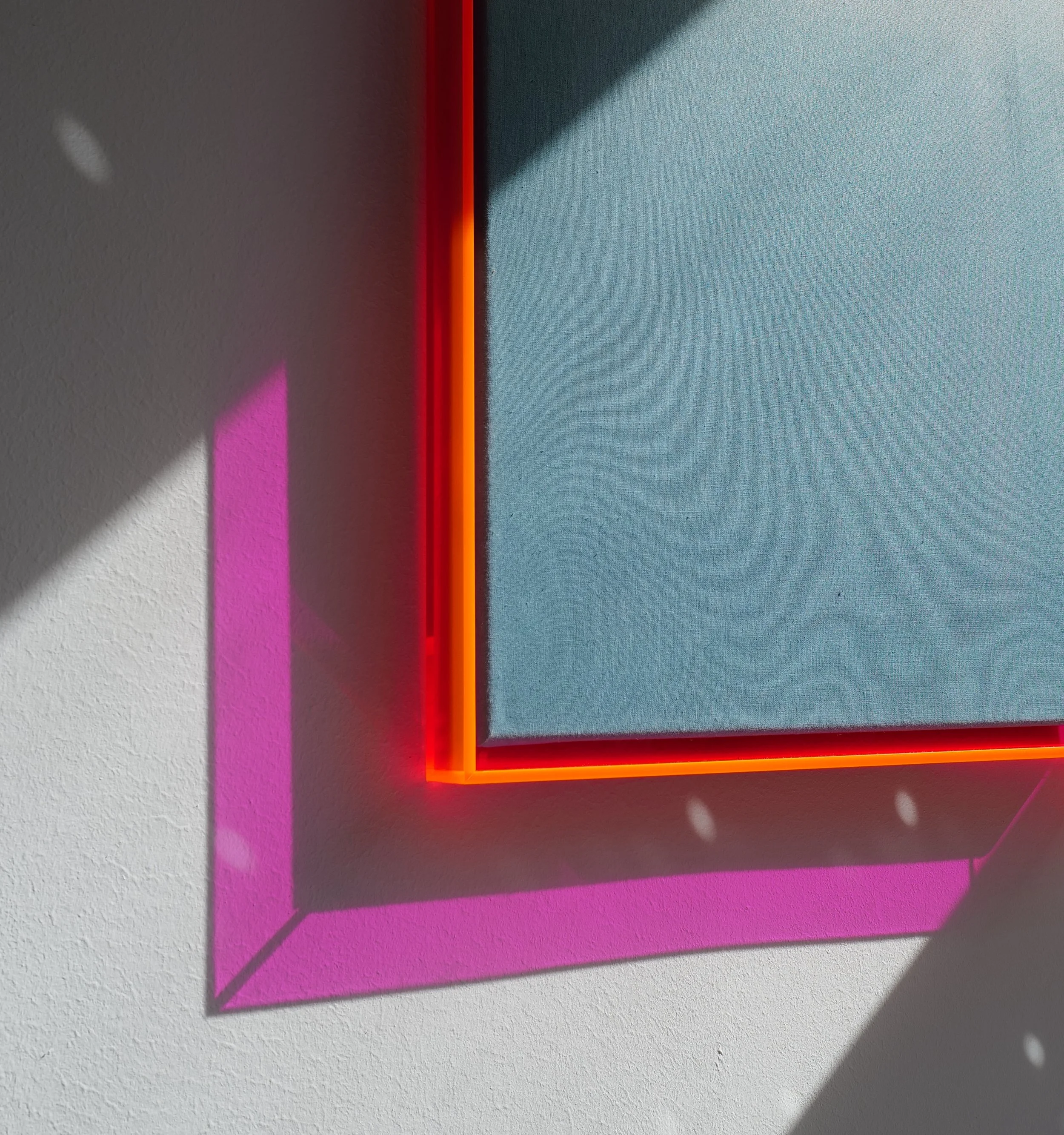 SERIE GRADIENT · Originalarbeit · Einzelstück · 250 € · 36 cm breit × 46 cm hoch x 4 cm tief | gefärbter Leinenstoff mit pinkem Neonrahmen | Verlauf von petrol nach natur