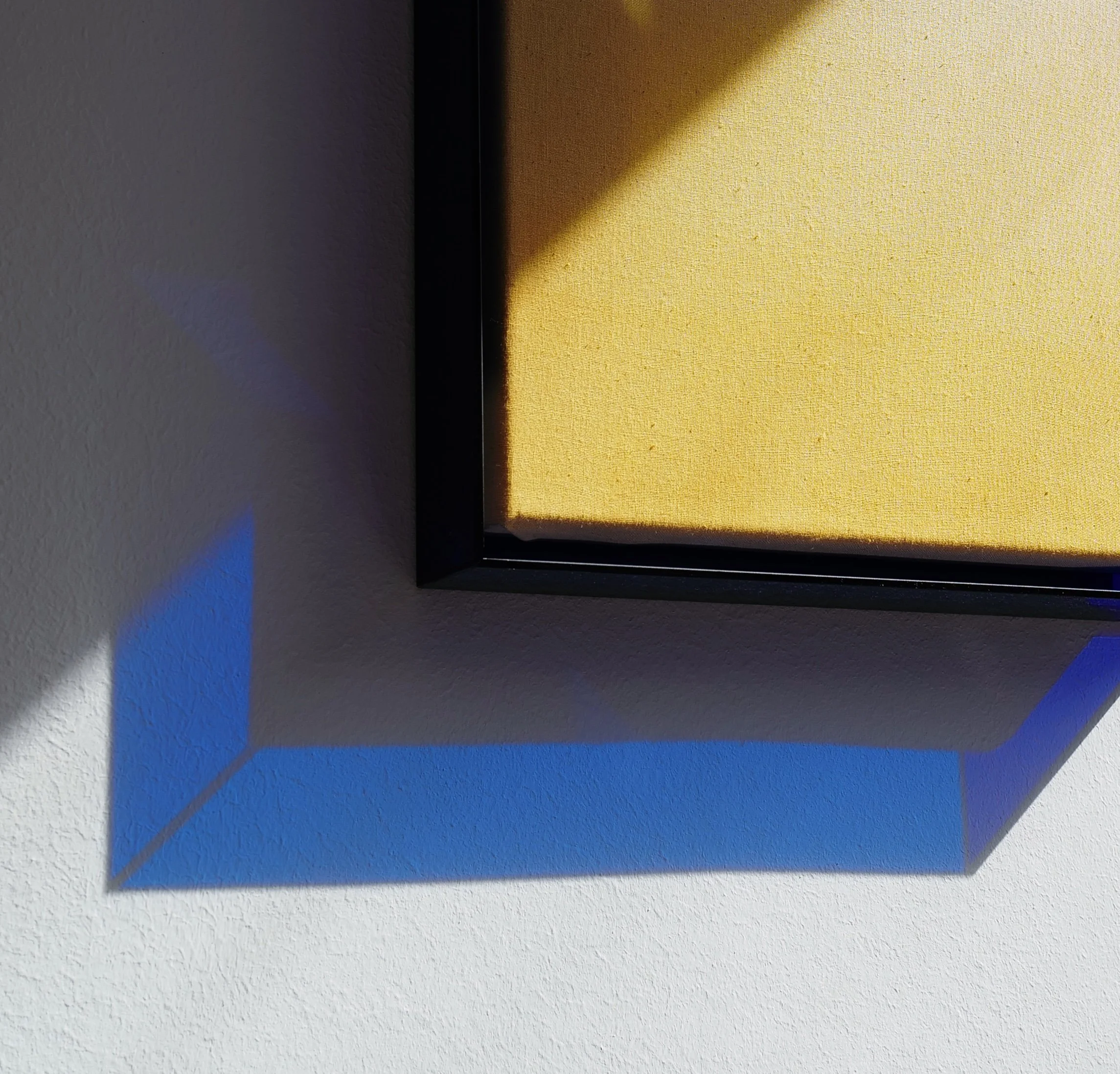 SERIE GRADIENT · Originalarbeit · Einzelstück · 160 € · 26 cm breit × 26 cm hoch x 4 cm tief | gefärbter Leinenstoff mit blauem Neonrahmen | Verlauf von gelb nach natur