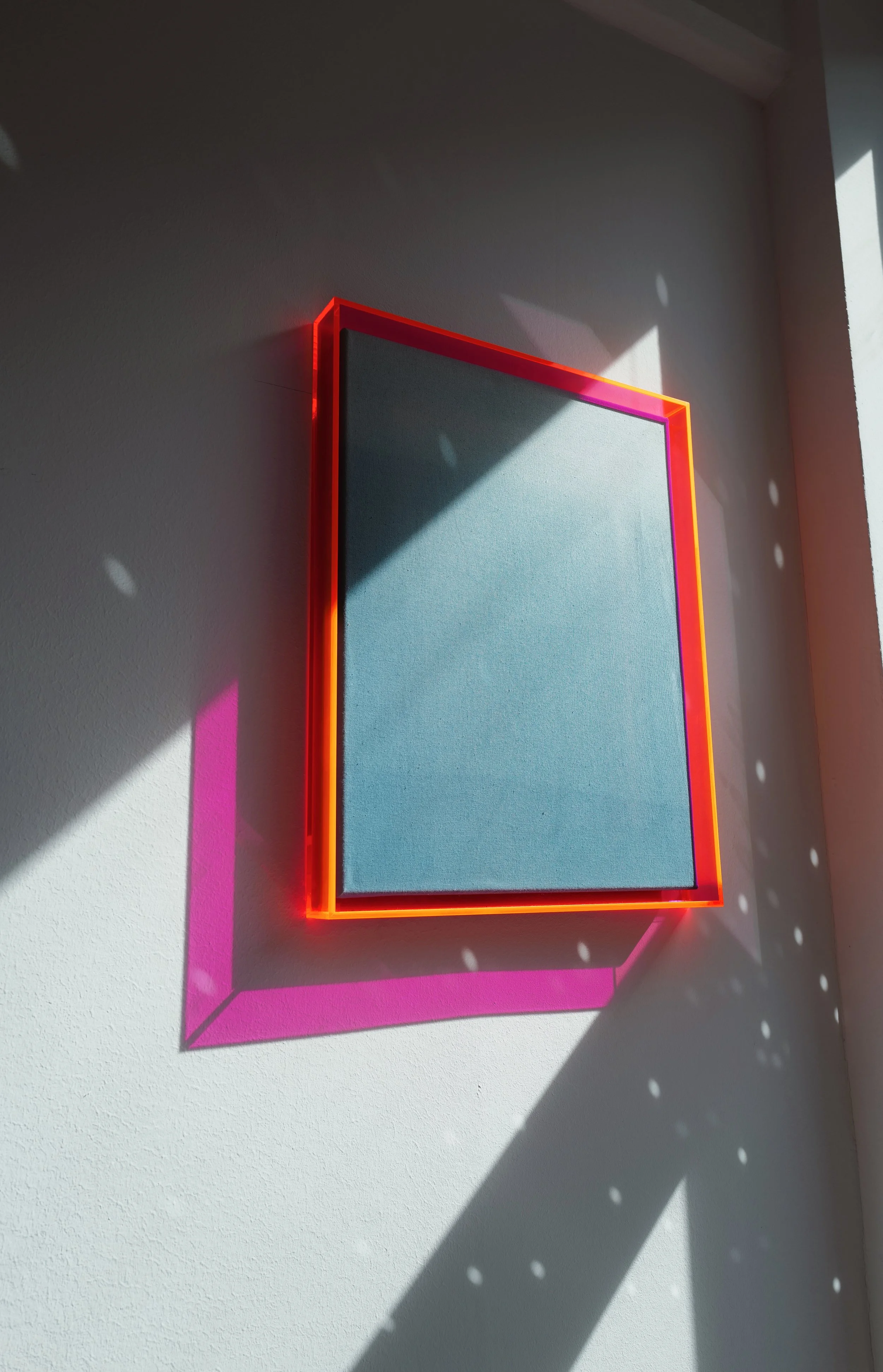 SERIE GRADIENT · Originalarbeit · Einzelstück · 36 cm breit × 46 cm hoch x 4 cm tief | gefärbter Leinenstoff mit pinkem Neonrahmen | Verlauf von petrol nach natur