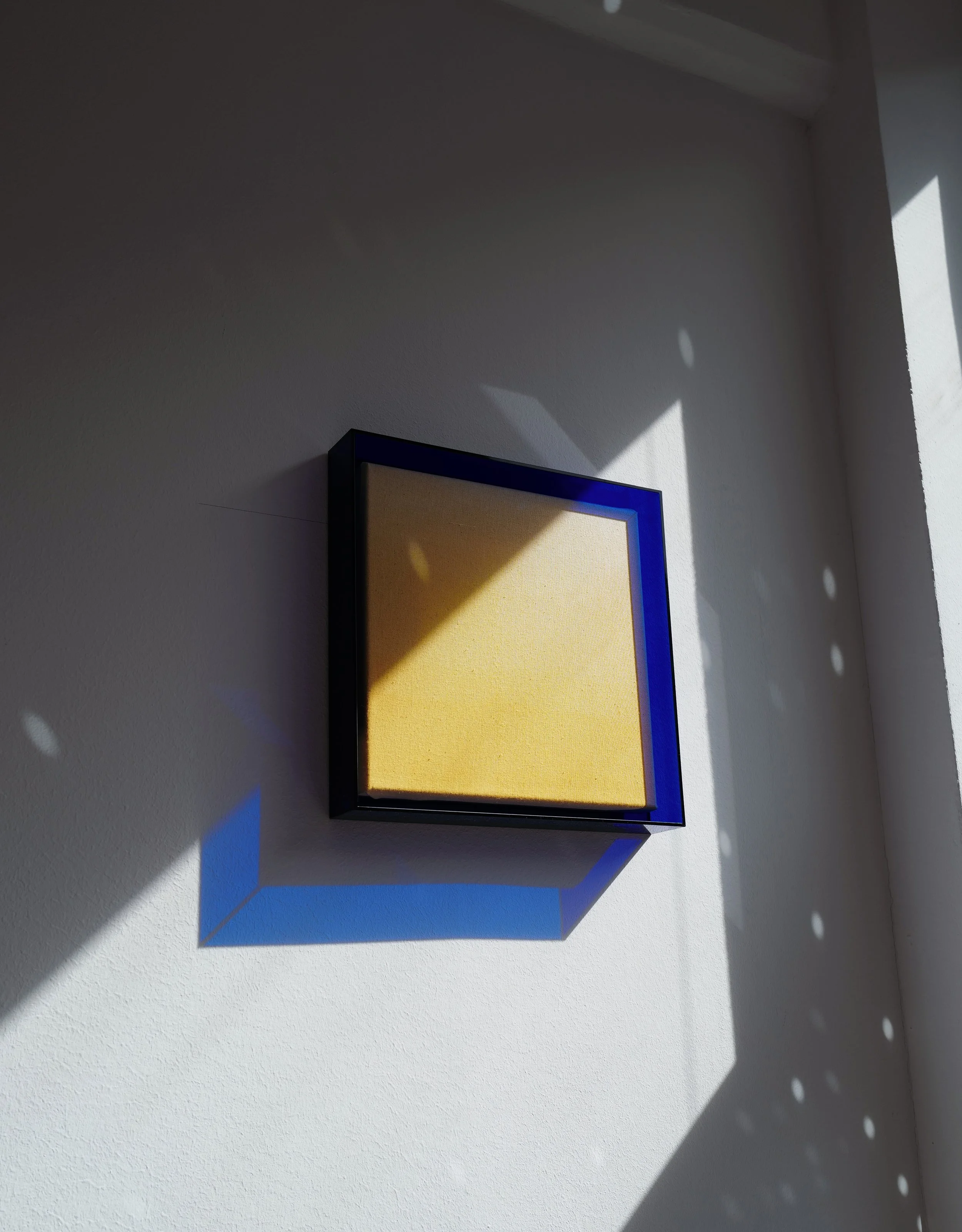 SERIE GRADIENT · Originalarbeit · Einzelstück · 26 cm breit × 26 cm hoch x 4 cm tief | gefärbter Leinenstoff mit blauem Neonrahmen | Verlauf von gelb nach natur