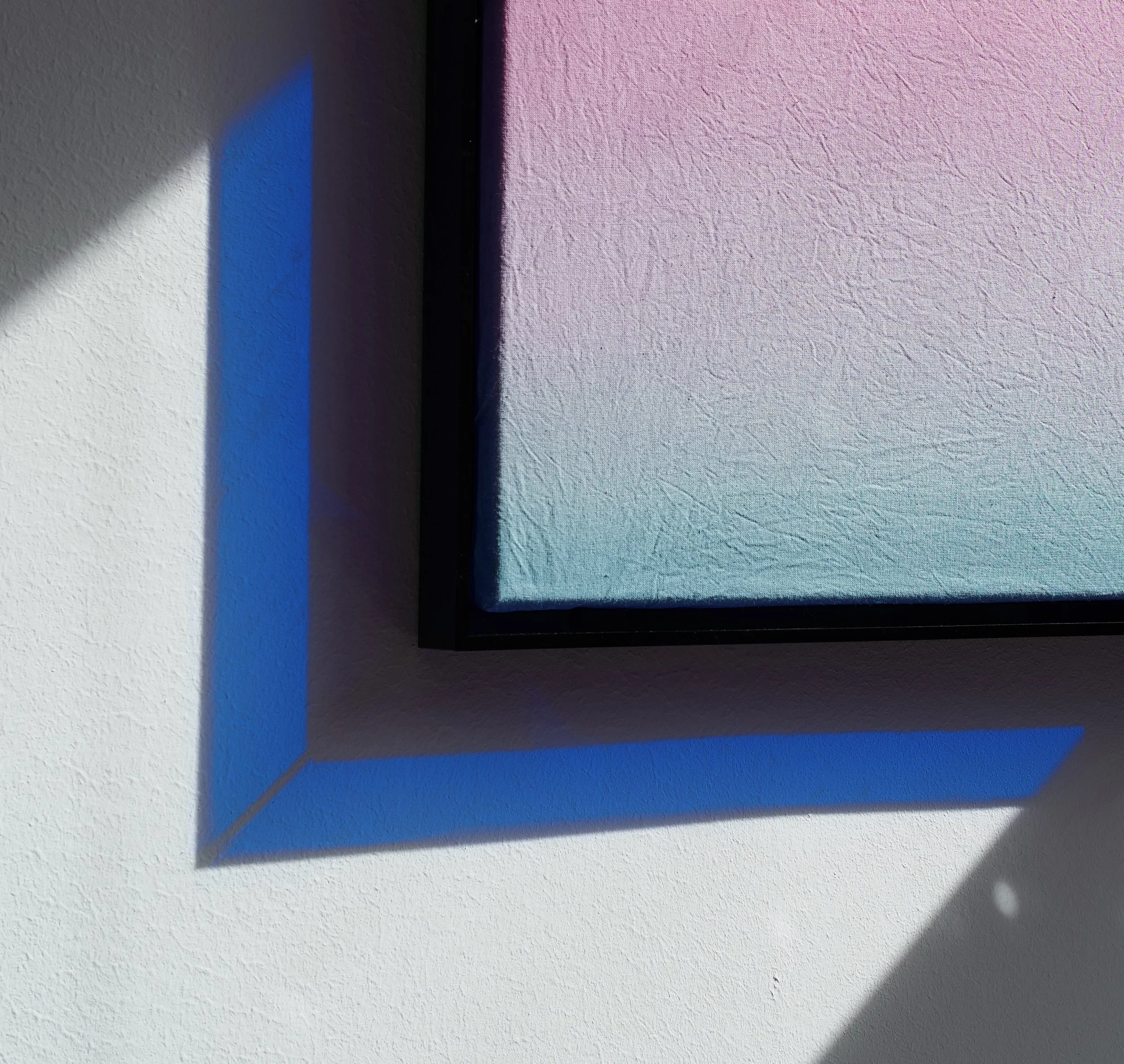 SERIE GRADIENT · Originalarbeit · Einzelstück · 36 cm breit × 46 cm hoch x 4 cm tief | gefärbter & gecrunchter Leinenstoff mit blauem Neonrahmen | Verlauf von petrol nach pink