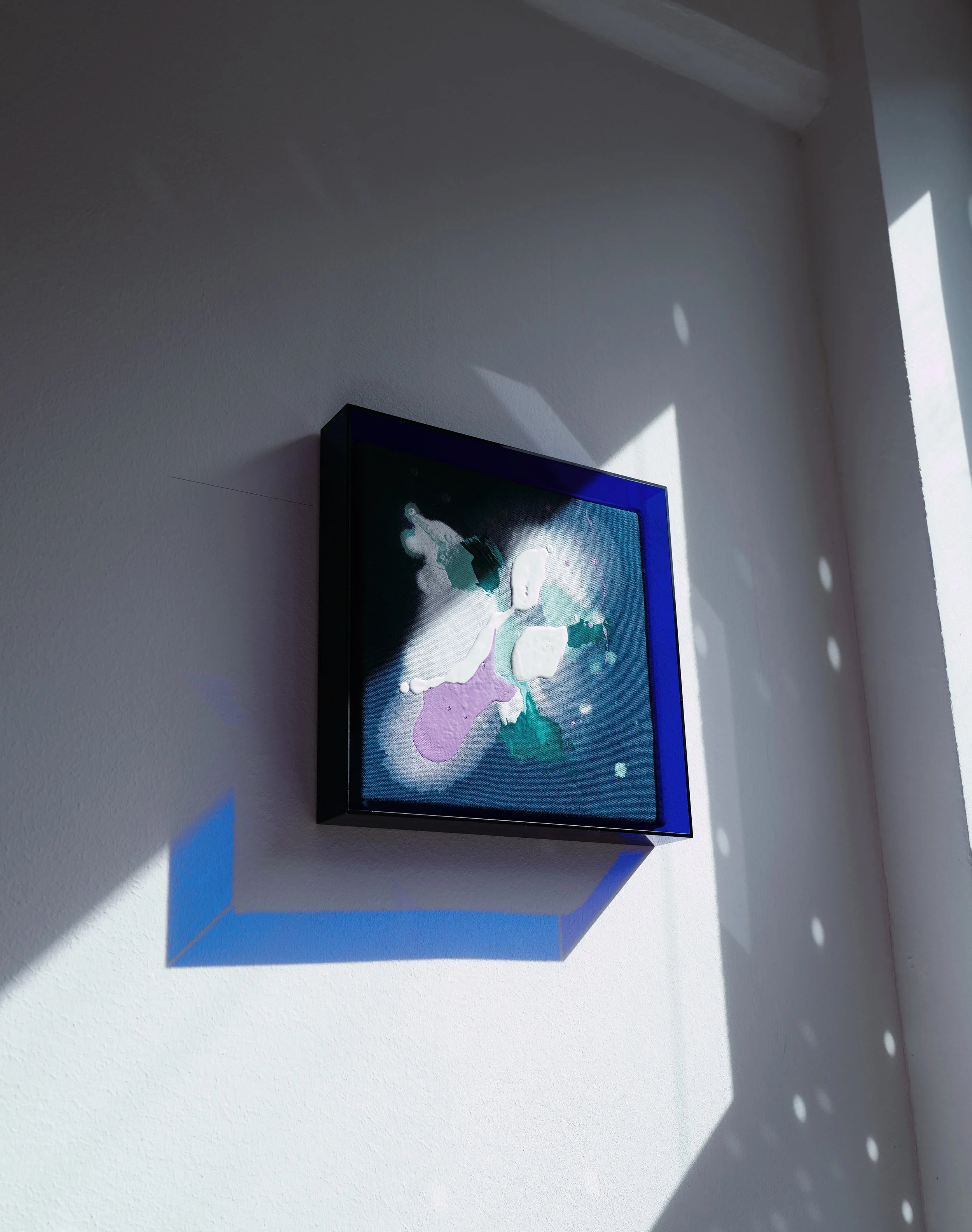 SERIE ZUCKER · Originalarbeit · Einzelstück · 220 € · 26 breit × 26 hoch x 4 cm tief | blauer Leinenstoff mit blauem Neonrahmen | Acrylfarbe