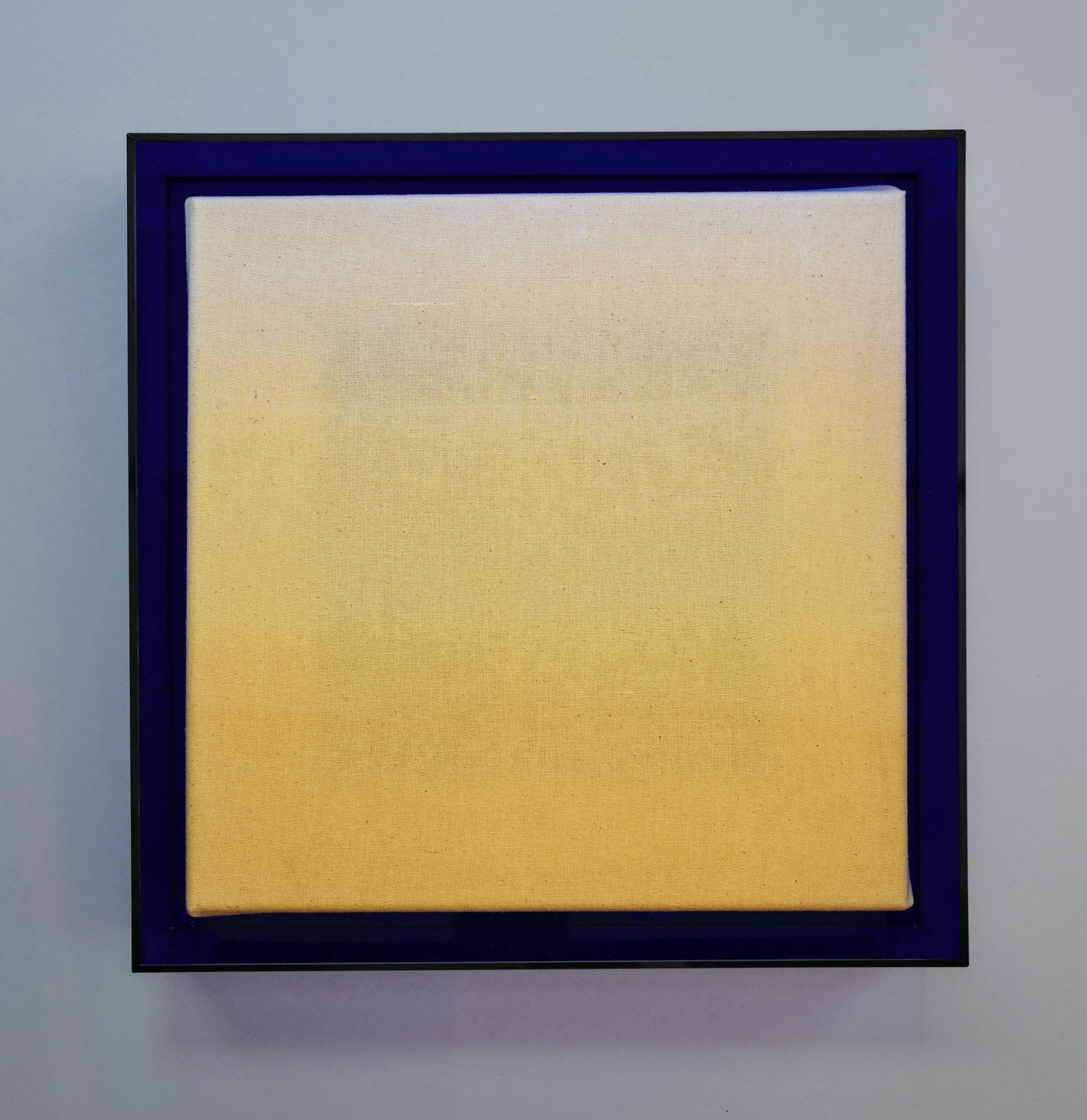 SERIE GRADIENT · Originalarbeit · Einzelstück · 160 € · 26 cm breit × 26 cm hoch x 4 cm tief | gefärbter Leinenstoff mit blauem Neonrahmen | Verlauf von gelb nach natur
