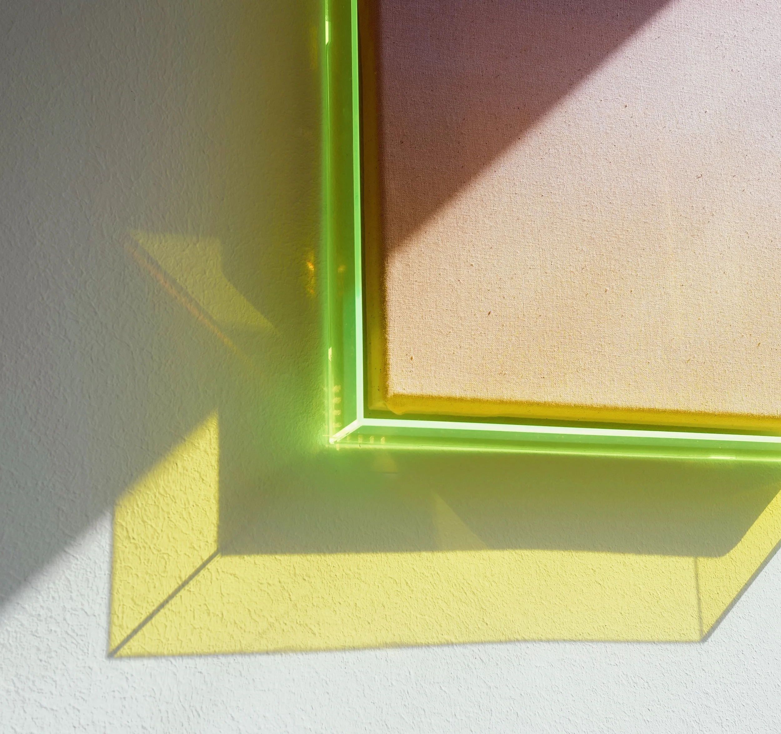 SERIE GRADIENT · Originalarbeit · Einzelstück · 26 breit × 26 hoch x 4 cm tief | gefärbter Leinenstoff mit gelbem Neonrahmen | Verlauf von gelb nach softpink