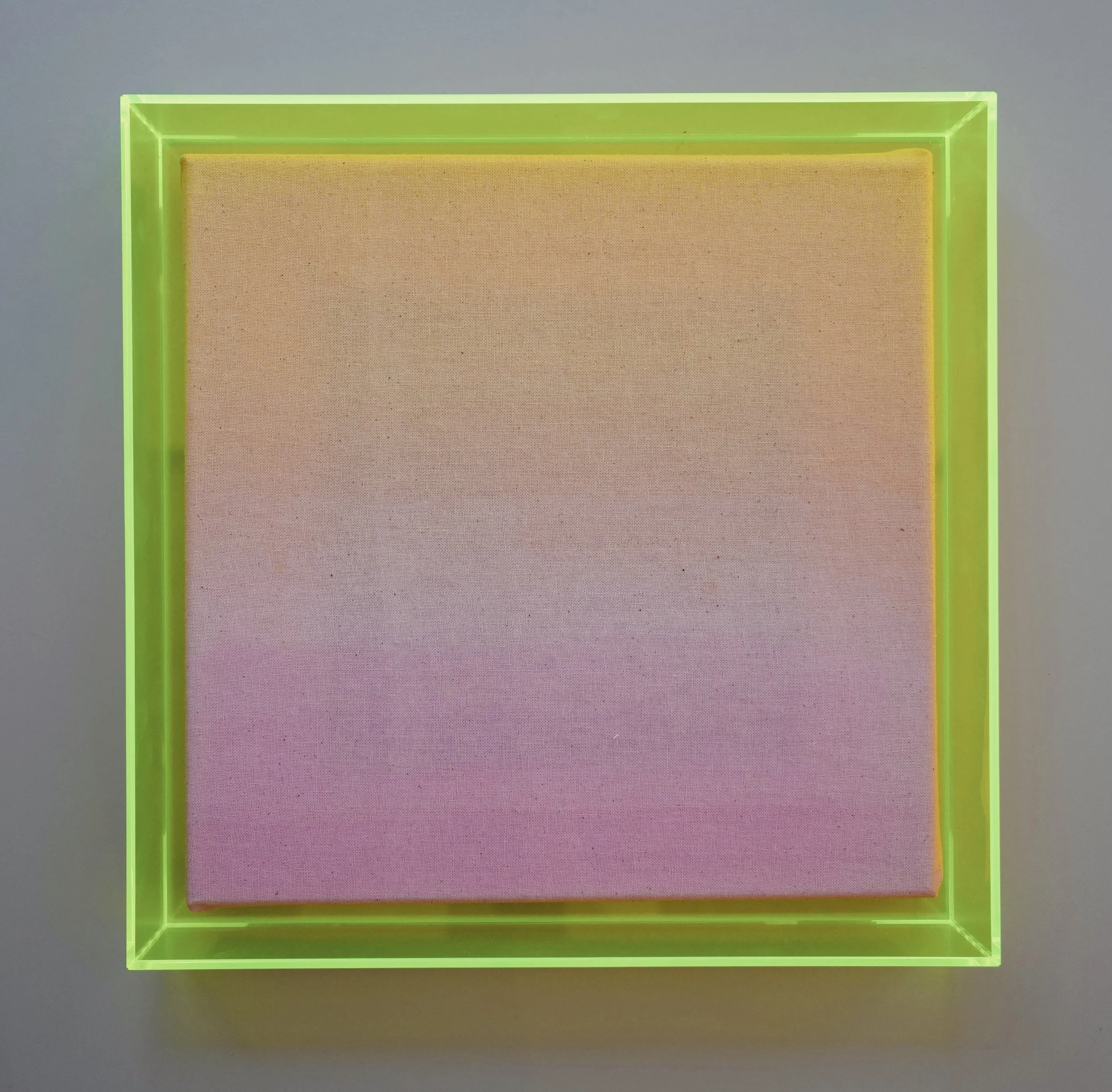SERIE GRADIENT · Originalarbeit · Einzelstück · 160 € · 26 breit × 26 hoch x 4 cm tief | gefärbter Leinenstoff mit gelbem Neonrahmen | Verlauf von gelb nach softpink