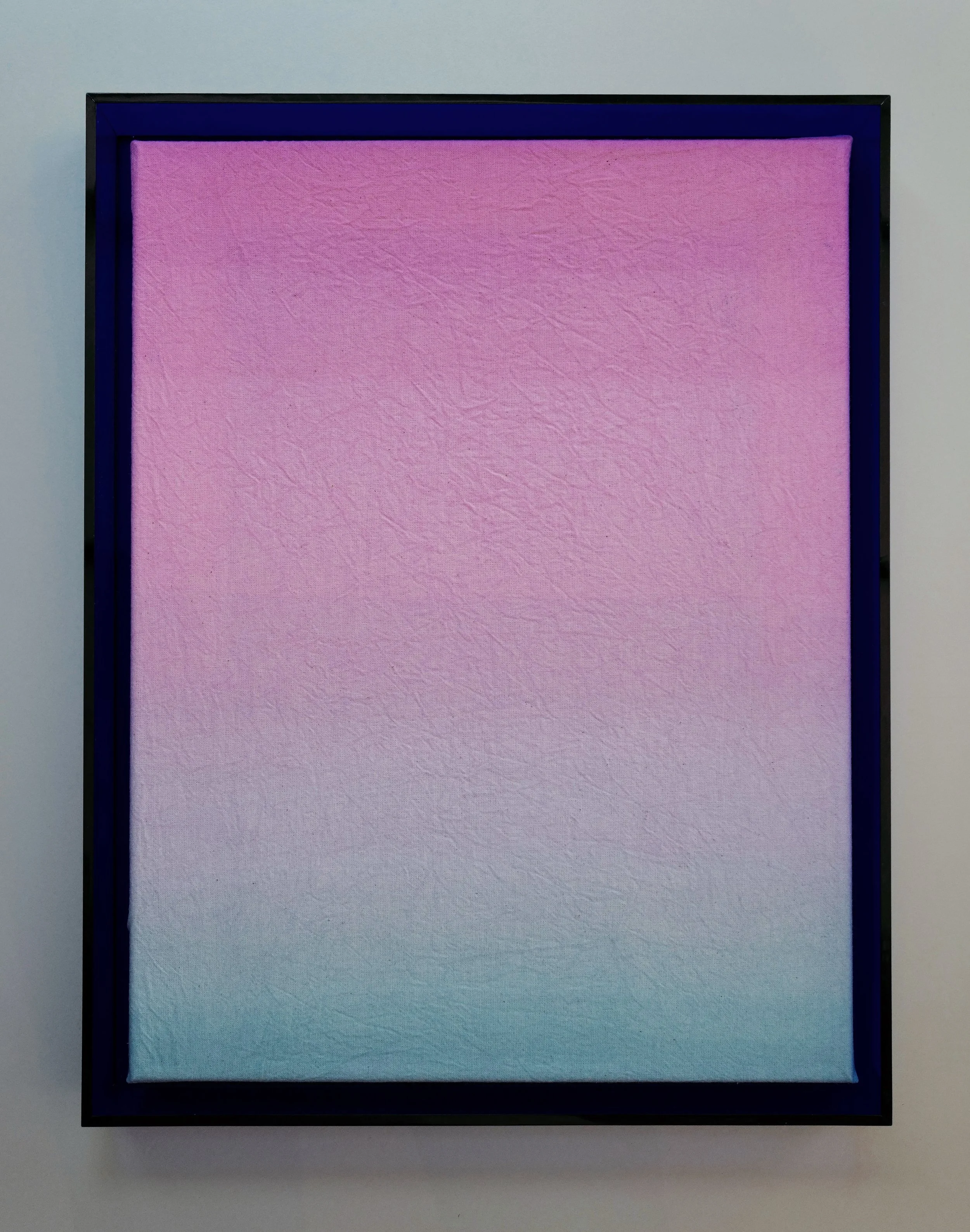 SERIE GRADIENT · Originalarbeit · Einzelstück · 250 € · 36 cm breit × 46 cm hoch x 4 cm tief | gefärbter & gecrunchter Leinenstoff mit blauem Neonrahmen | Verlauf von petrol nach pink
