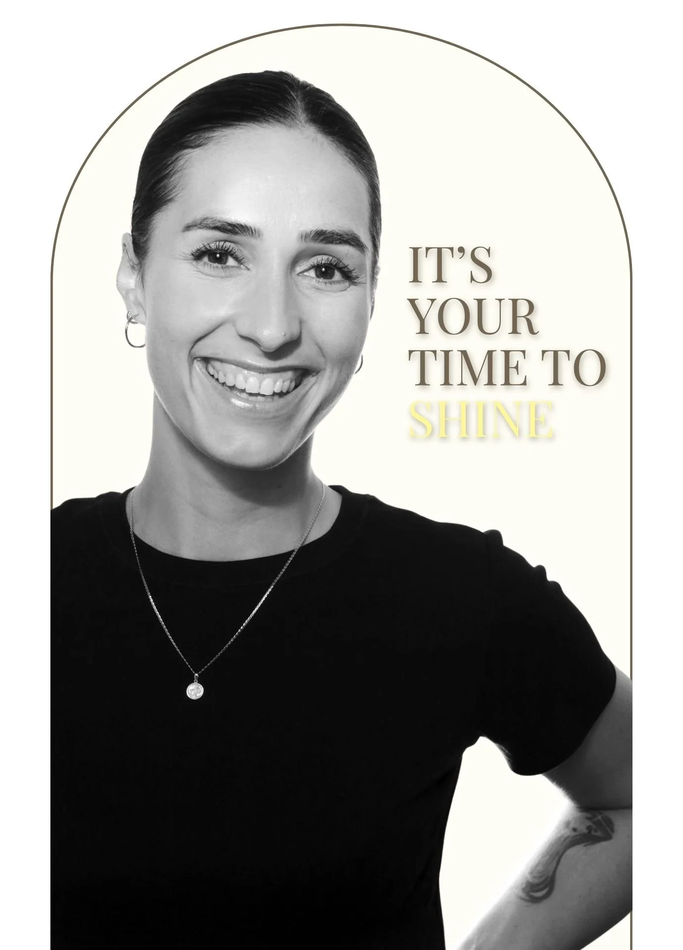 Schwarz-Weiß-Bild einer lachenden Frau mit dunklen Haaren, trägt ein schwarzes T-Shirt und eine Halskette. Text auf dem Bild: "Es ist Zeit zu glänzen".