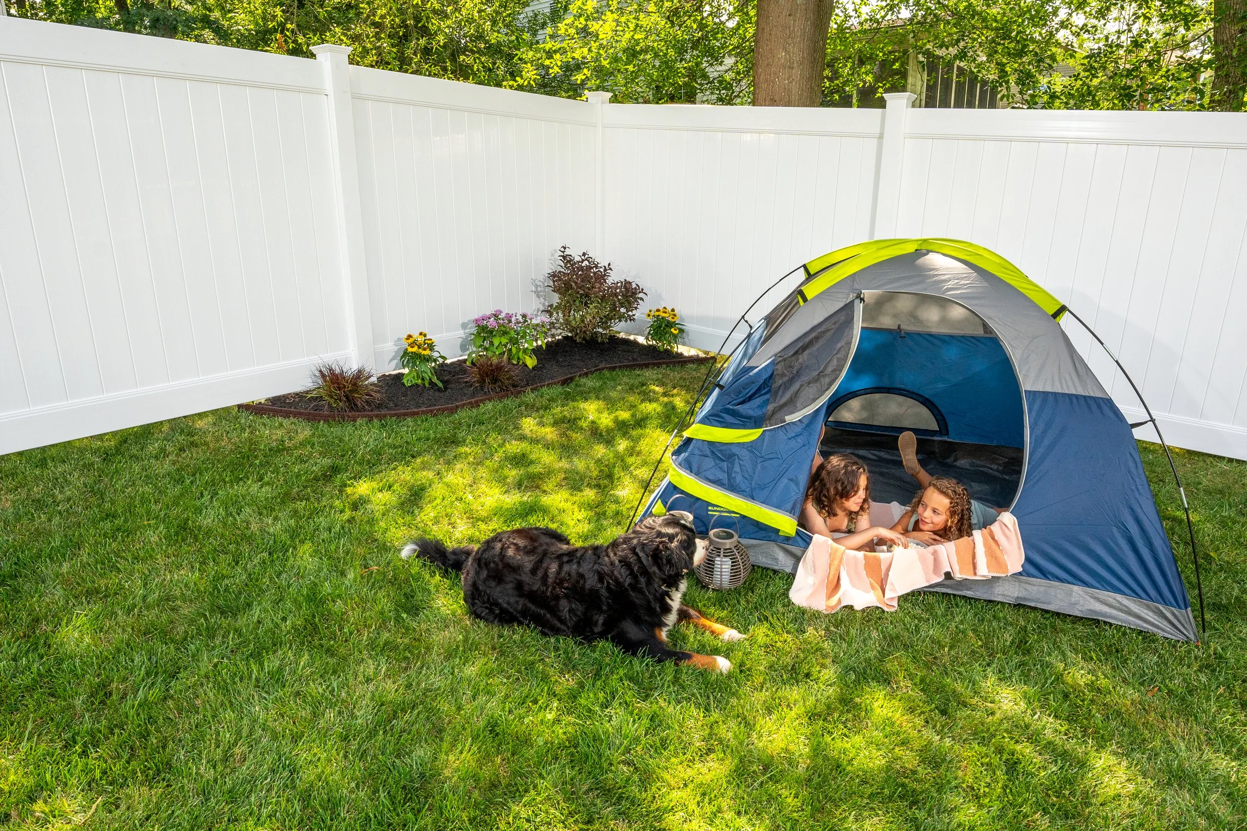 73028041-ActiveYards-DogwoodVinylFence-White-Lifestyle26.jpg