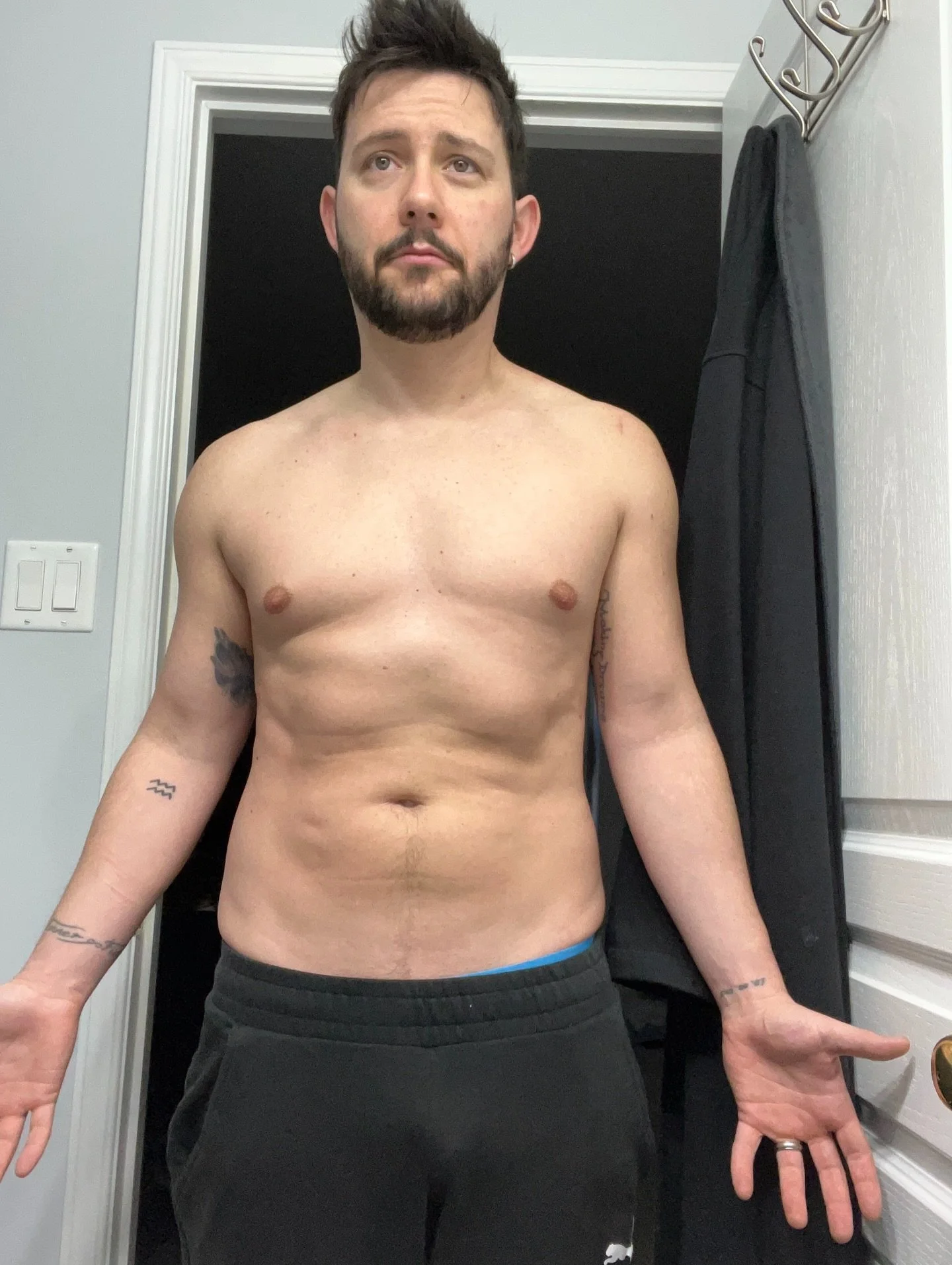 @danmartell says when you set a goal, you need to have something on the line.

So I made a promise to myself: no matter what I looked like, I had to post a photo before my Mexico trip.

No perfect lighting. No pump. I woke up and took the photo.

Sta