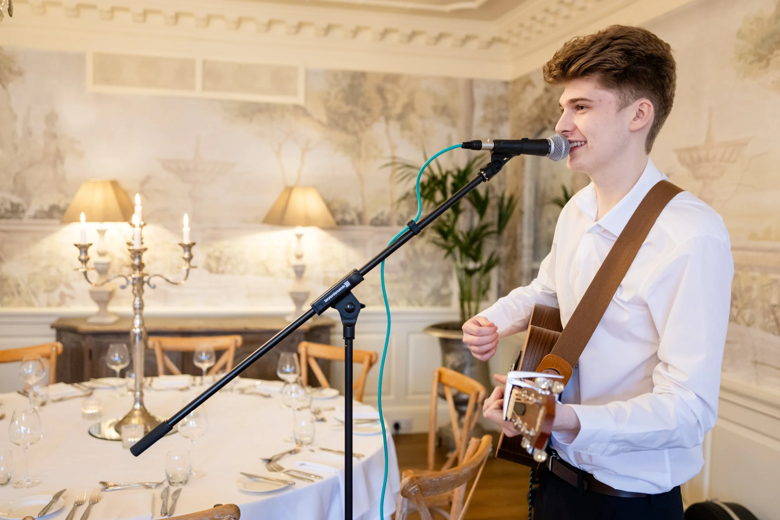 Oscar Flanagan singing popular songs to couples visiting a wedding showcase