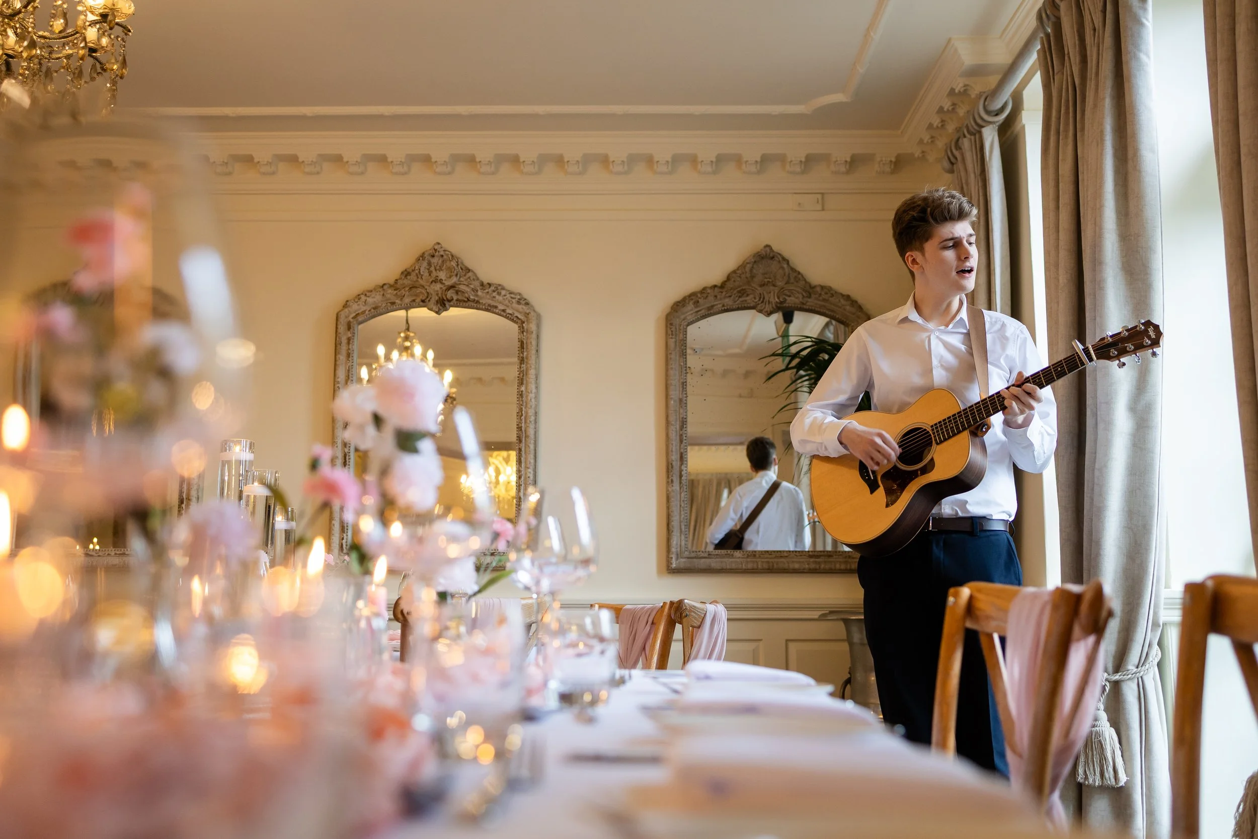 Oscar Flanagan singing acoustically without a microphone