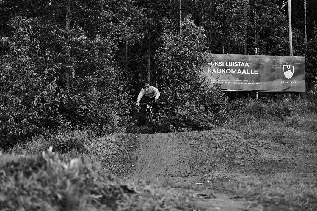 Keskiviikkona vietettiin kansallista bikepark p&auml;iv&auml;&auml; ja my&ouml;s @ounasvaarabikepark avasi kautensa. Keli oli m&auml;rk&auml; mutta tunnelma oli korkealla. Kuvat @petriteppo ja @lifeofhoso #ainatotol #bikepark #oukku #l&auml;lli&auml;