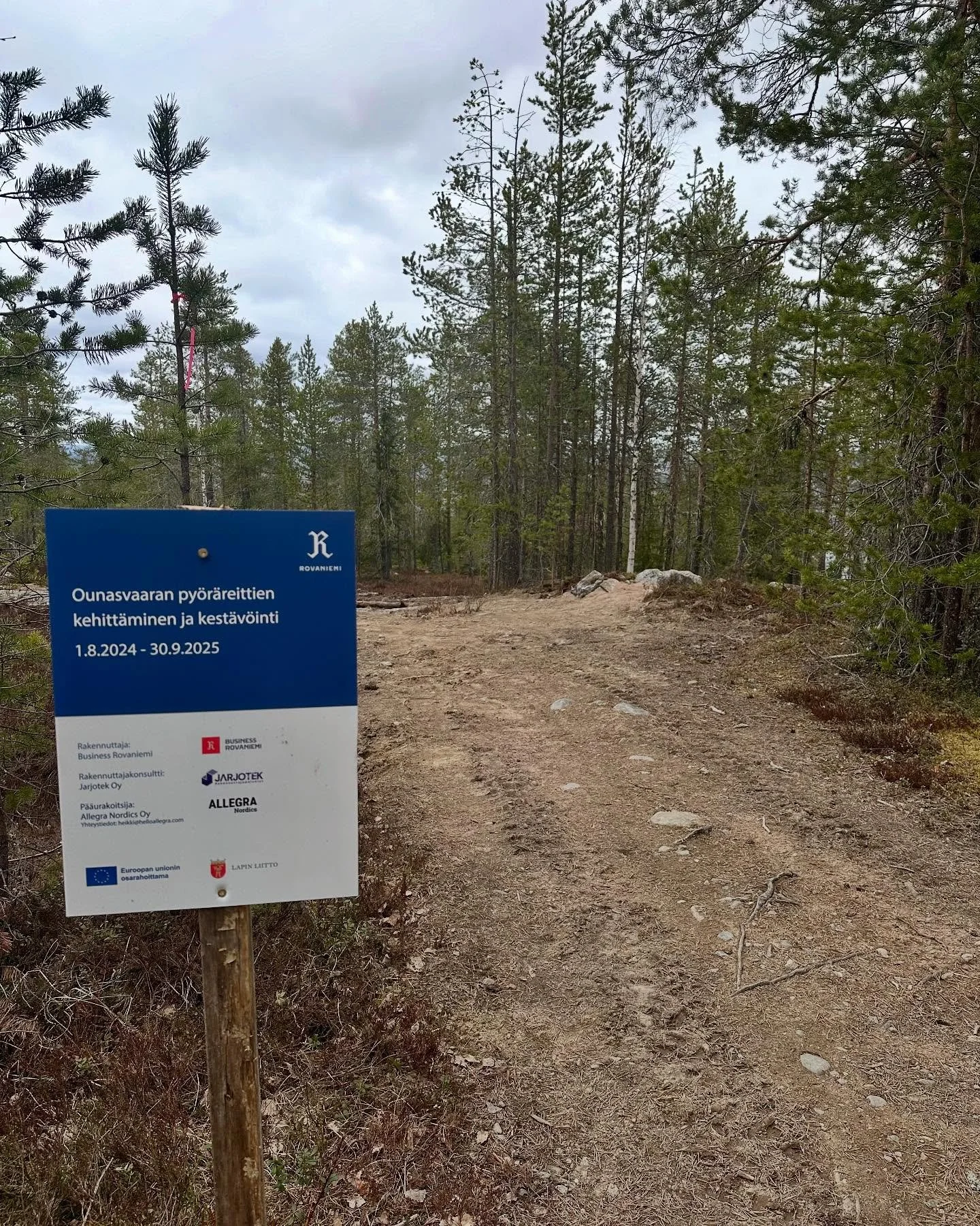 Ounasvaaran uusien reittien ty&ouml;t ovat alkaneet @hello_allegra toimesta. Nopeasti on jo ekojen p&auml;ivien aikana syntynyt uutta reittipohjaa. 😊 Annetaan kuitenkin rakentajille rauha ja ei menn&auml; ty&ouml;maalle h&auml;r&ouml;ilem&auml;&auml