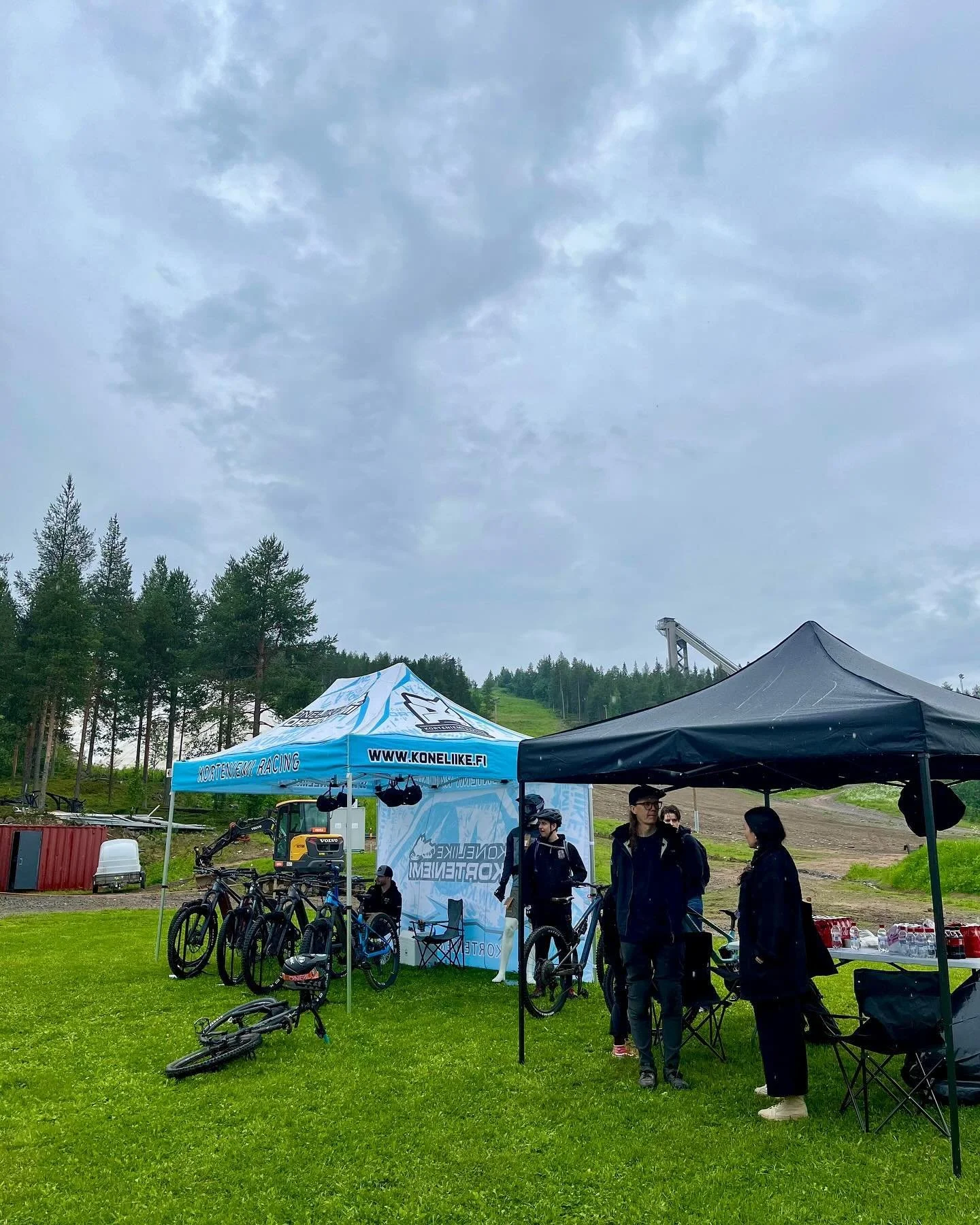Eilen oli valtakunnallinen bikepark p&auml;iv&auml; ja @ounasvaarabikepark avasi samalla kes&auml;kautensa! Me olimme yhdistyksen&auml; mukana p&auml;iv&auml;ss&auml; kertomassa yhdistyksen toiminnasta, ajattamassa porukkaa muutamaan otteeseen ja tie