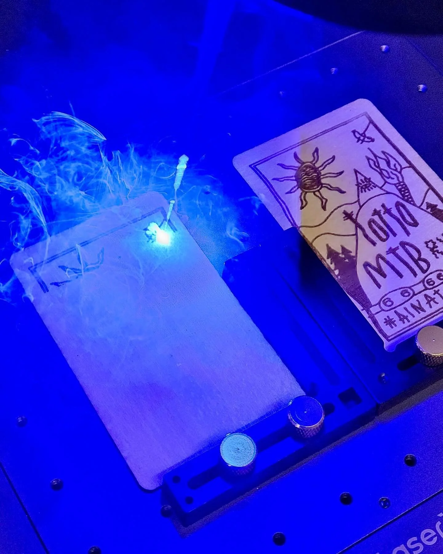 Pewpew! Jatkossa j&auml;senemme voivat todentaa kuuluvansa yhdistykseen j&auml;senkortin avulla jotka parhaillaan ovat paistossa paikallisella artesaanipajalla. #j&auml;senkortti #pewpew #ainatotol #mtb #bikuclub #seurahommia