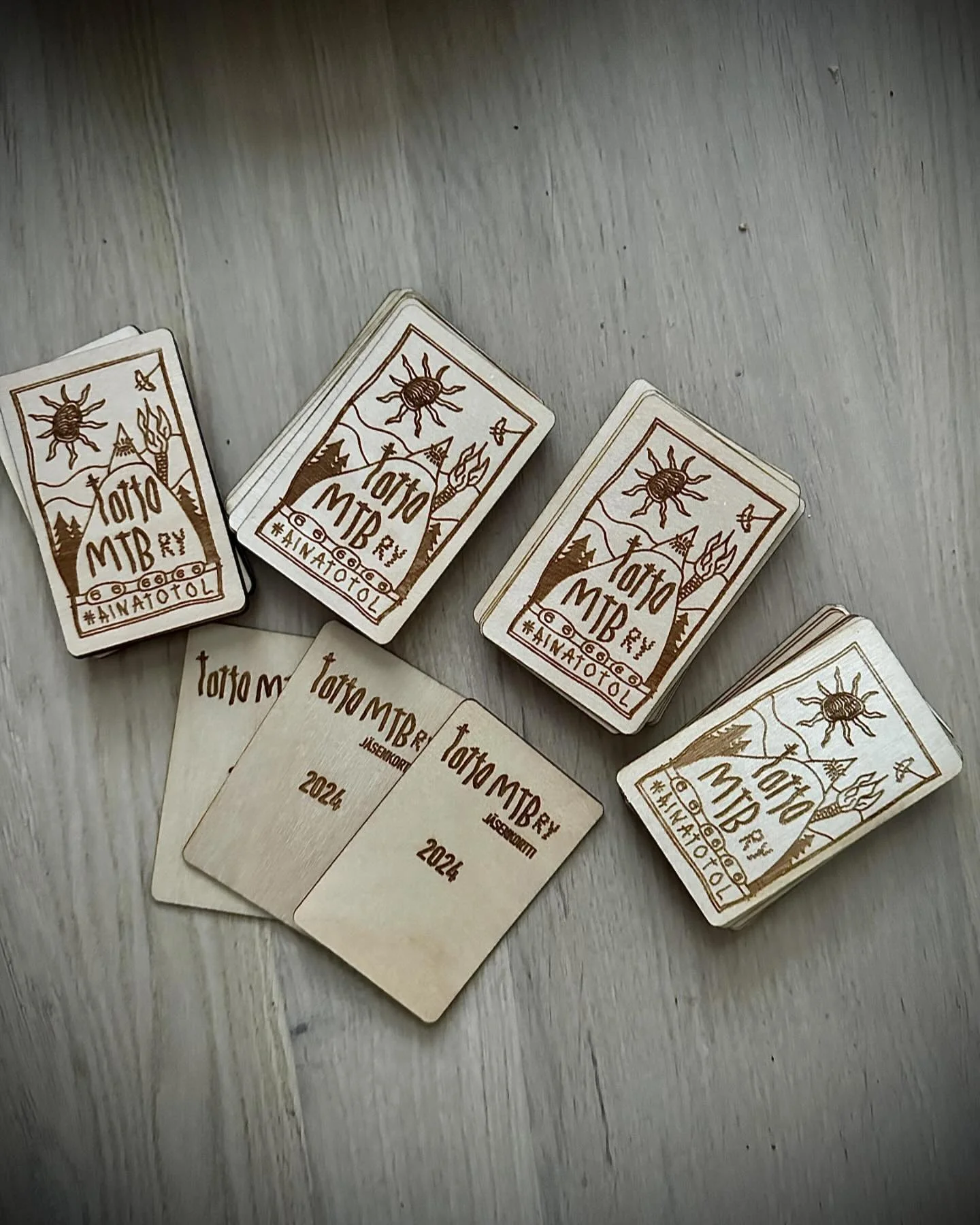 Nyt on j&auml;senkorttien ensimm&auml;inen er&auml; valmiina ja ovat jaossa 26.6. kun on Oukun bikeparkin avajaiset. Kortit valmistettu laserleikkauksella ekologisesta vanerista johon laserilla kaiverrettu logo. Eritt&auml;in upeat tuotokset siis kys