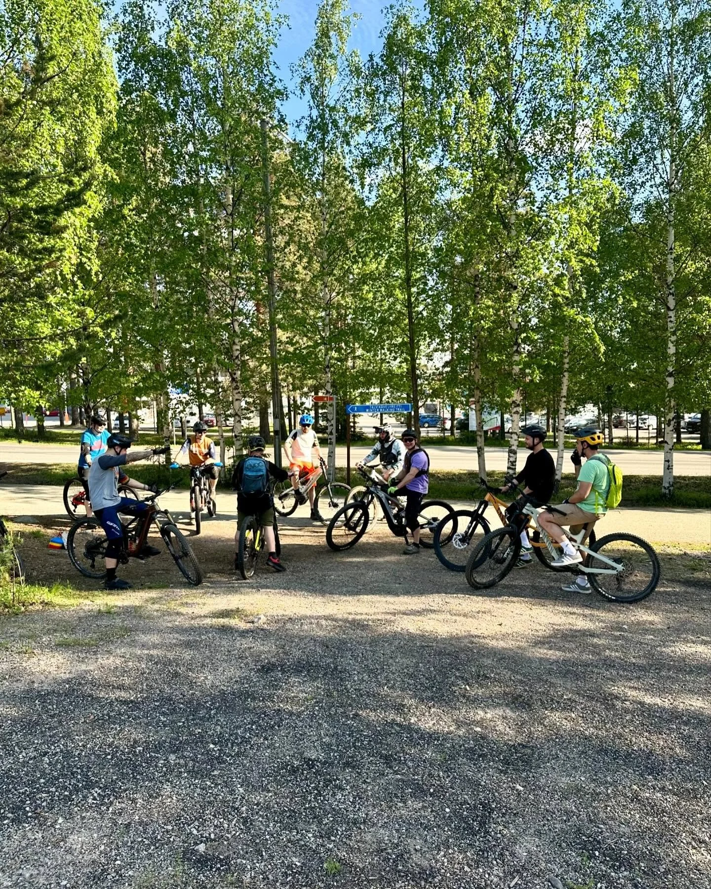 T&auml;n&auml;&auml;n oli viikkolenkill&auml; Samin vet&auml;m&auml; mutka-ajo treenit. Aluksi harjoiteltiin perusteita loivassa alam&auml;ess&auml; t&ouml;tsien avulla treenaten ja sen j&auml;lkeen siirryttiin viem&auml;&auml;n oppeja k&auml;yt&auml