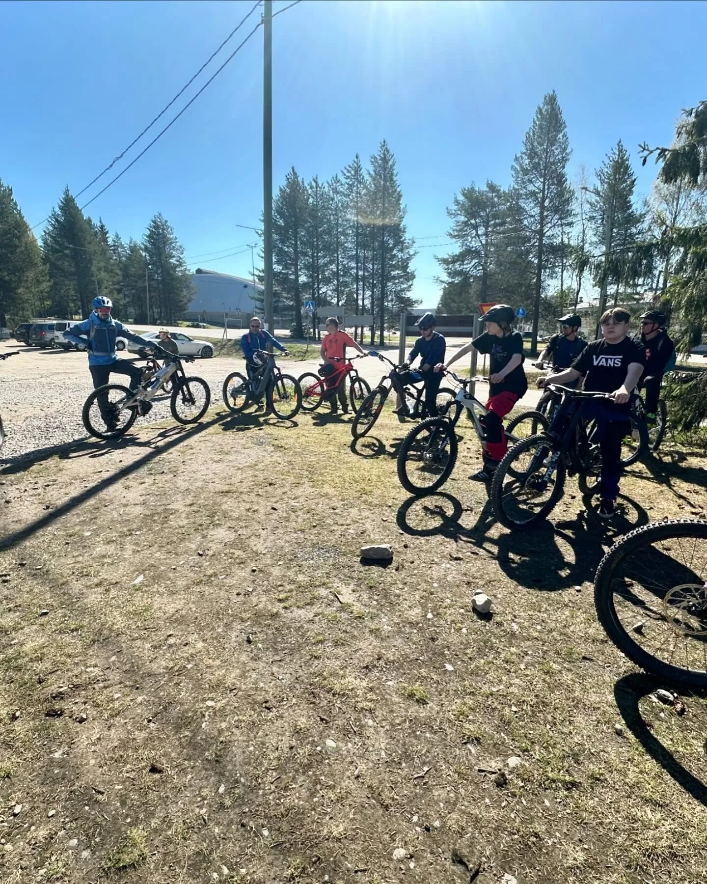 Yhdistyksen WA-ryhm&auml;ss&auml; her&auml;si keskustelua jos aloitteliat saisi opastusta mit&auml; ottaa huomioon ennen py&ouml;r&auml;lenkille l&auml;ht&ouml;&auml;? Joten lyhyell&auml; aikataululla j&auml;rjestettiin pienimuotoinen workshop jossa 