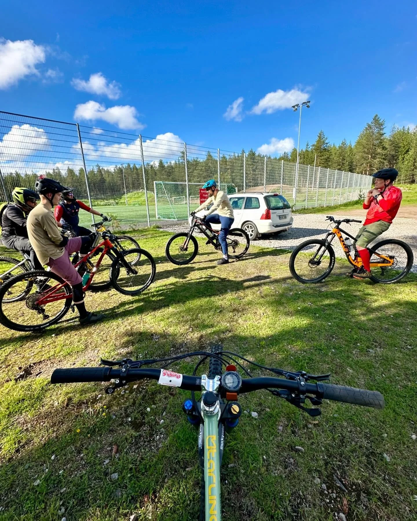 T&auml;n&auml;&auml;n oli Simon vet&auml;m&auml; kimppalenkki teemalla &rdquo;safarilla ne muut kuin Ounasvaaran polut&rdquo;. Lenkki sis&auml;lsi mukavasti vaihtelua, oli teknist&auml; tasamaapolkua, muutama tekninen nousu, pidempi&auml; nousuja, no