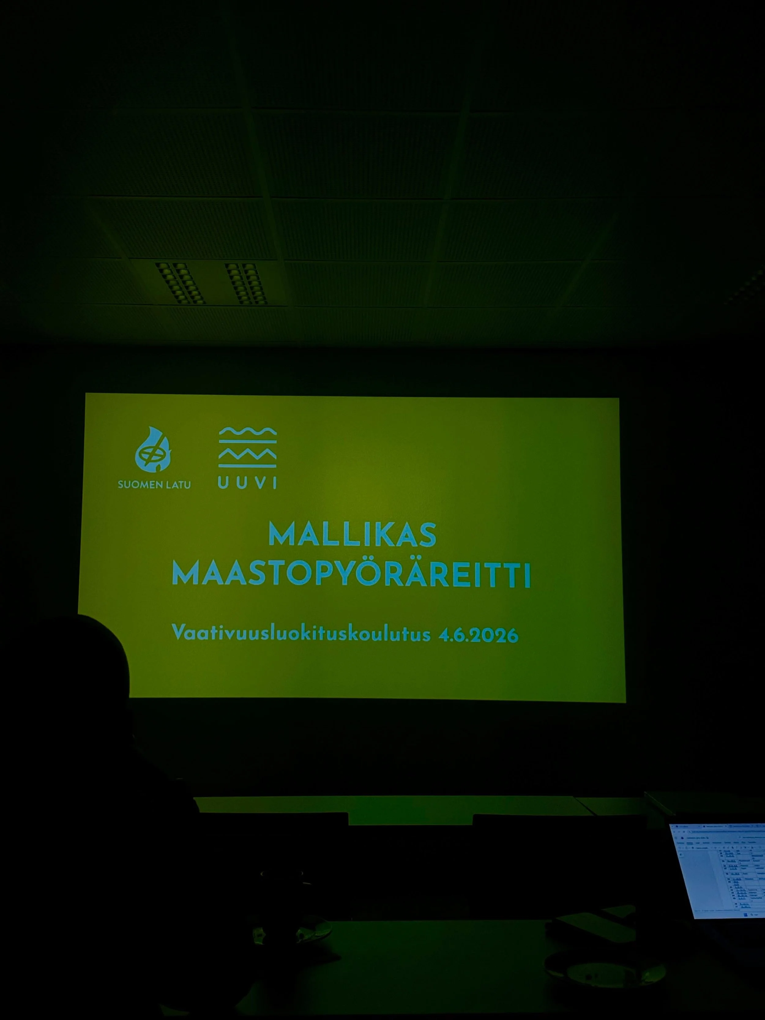 Yhdistyksemme j&auml;senet Aleksi ja Mikko olivat t&auml;n&auml;&auml;n Santa Sportilla @koulutuskeskusredu ja @suomenlatu vet&auml;m&auml;ss&auml; ITRS-maastopy&ouml;r&auml;reittien vaativuusluokittelun koulutuksessa. Suomen ladulta Topi Kiljusen jo