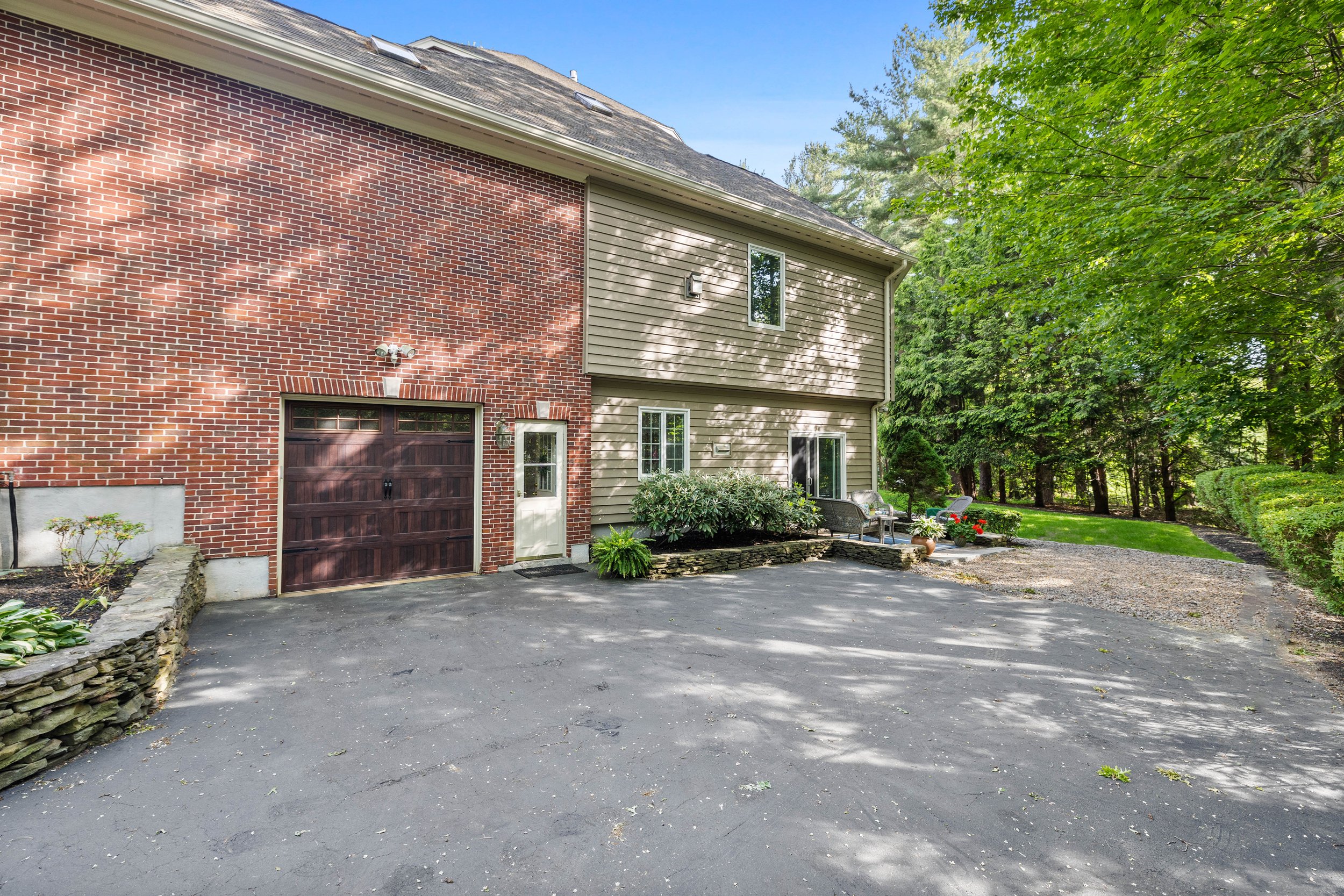Garage with walkout Grey.jpeg