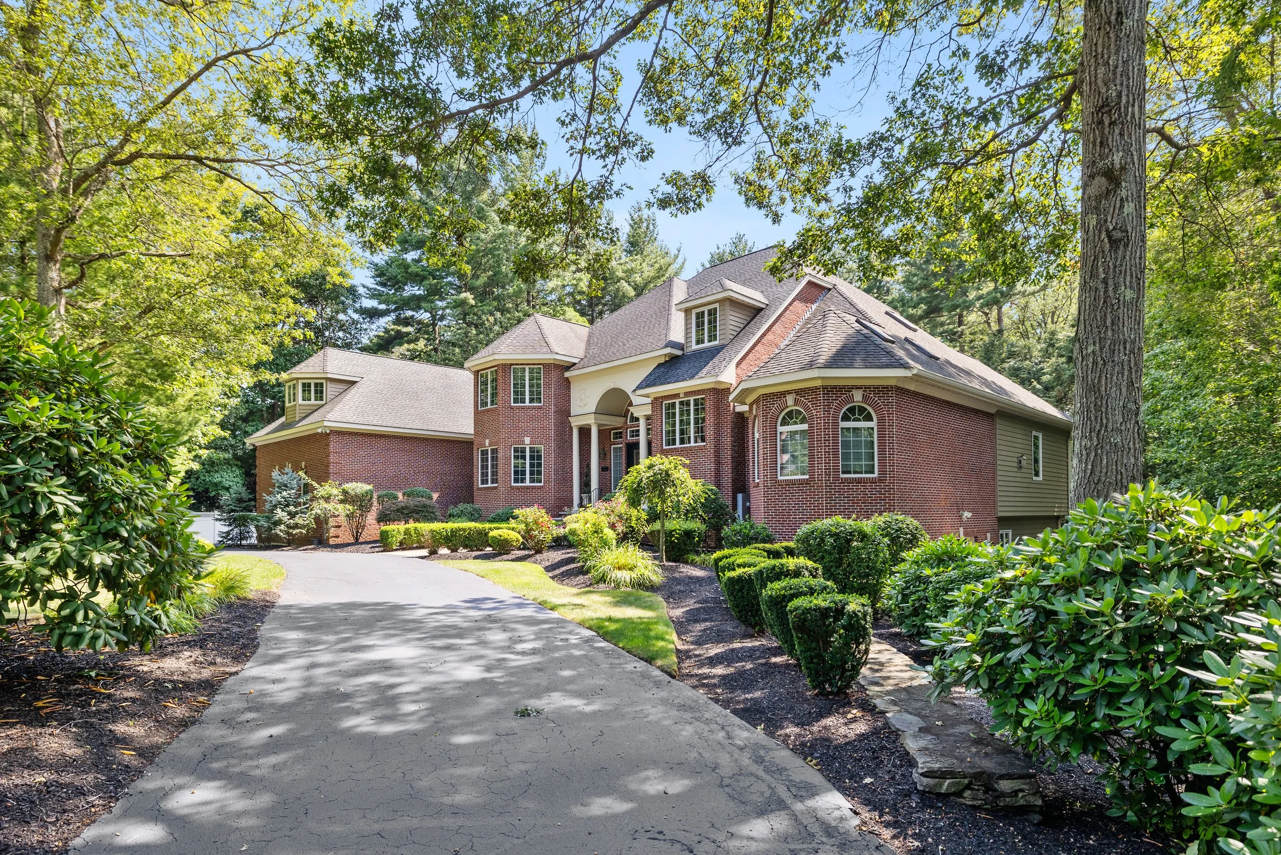 front pictre driveway.jpeg