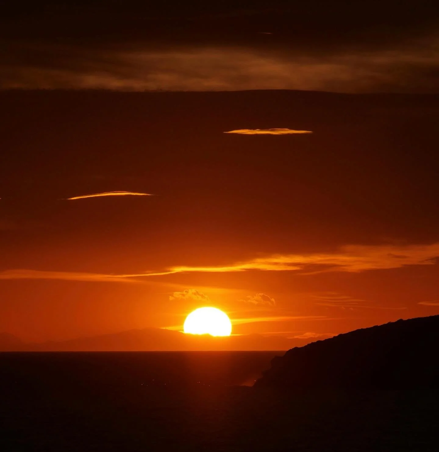 Weekends in Ibiza hit differently.
The light drops slower, the air feels heavier, and you can actually hear yourself think.
It&rsquo;s not about escaping the week, it&rsquo;s about resetting for what&rsquo;s next.
Another sunset, another small remind