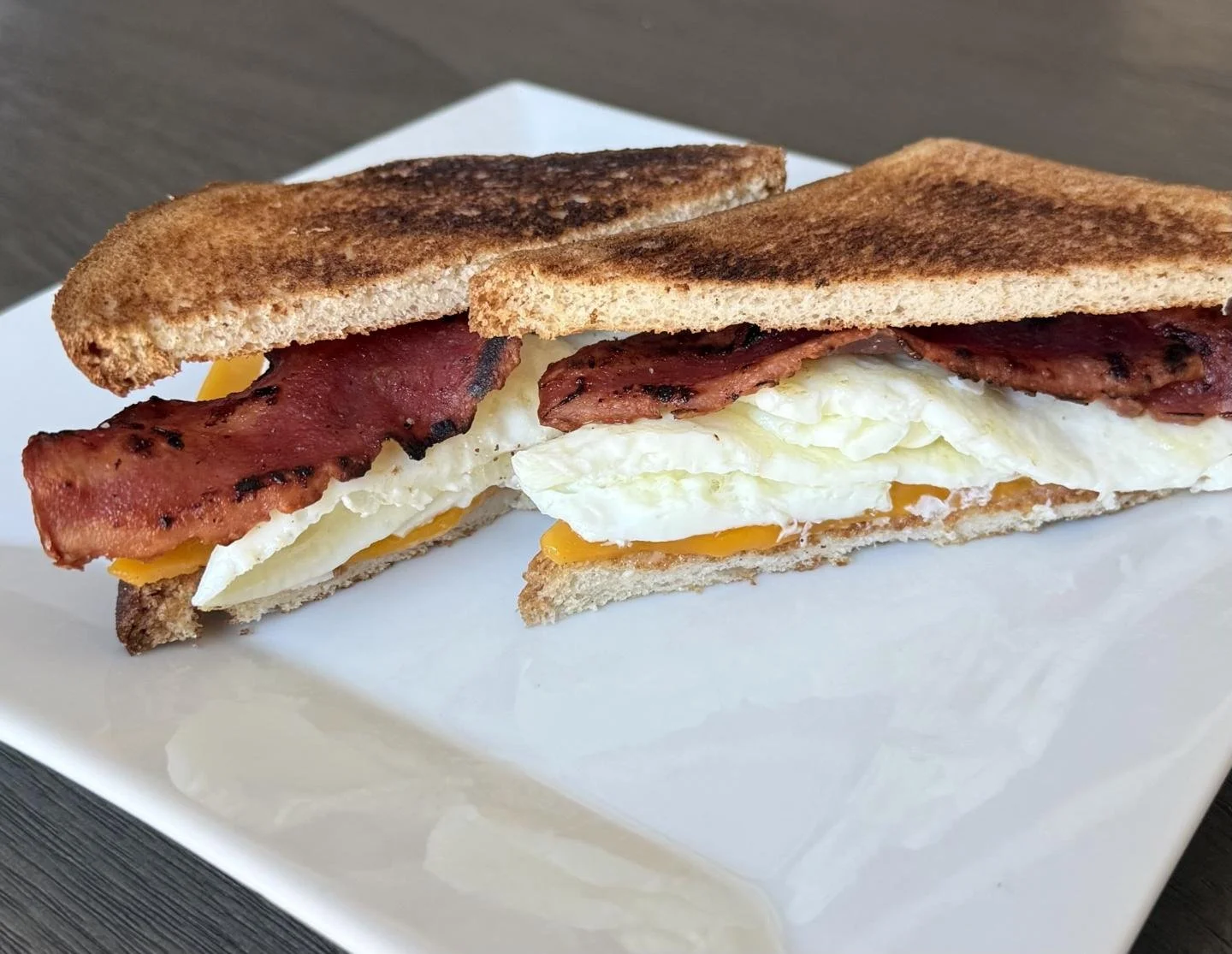 BACON, EGG WHITE, AND CHEESE BREAKFAST SANDWICH