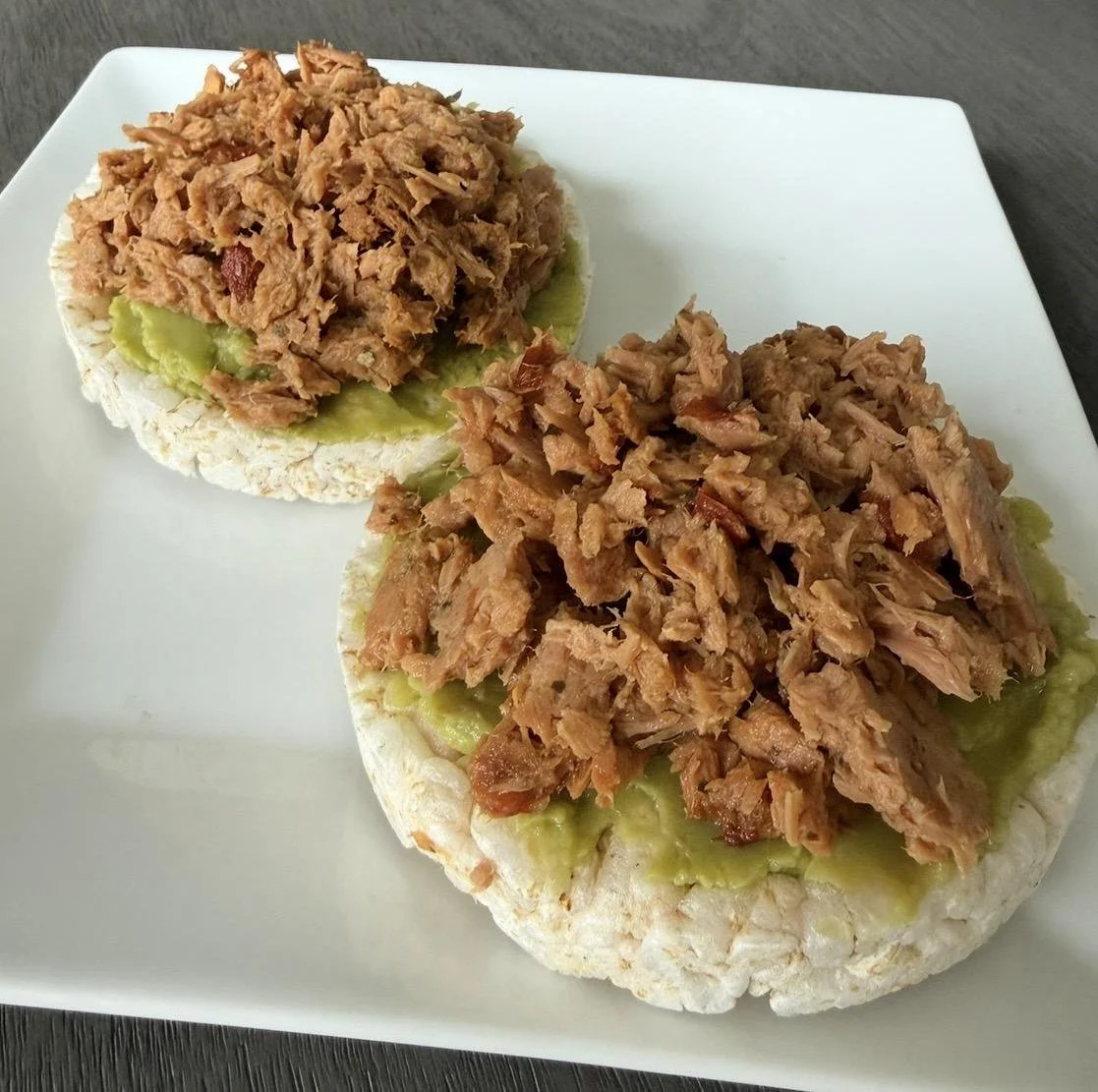 TUNA + GUACAMOLE + RICE CAKES