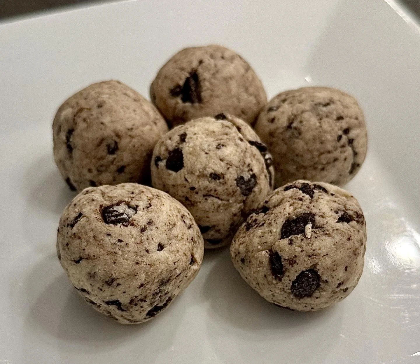 COOKIES &amp; CREAM COOKIE DOUGH BITES