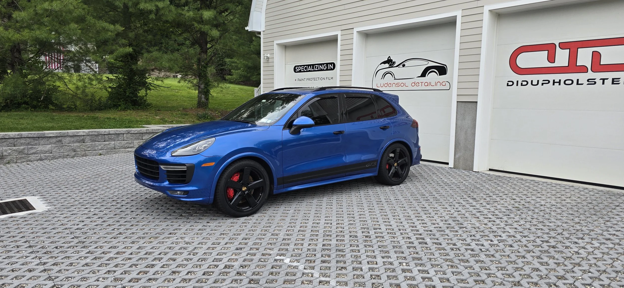 horizaonl oldlder porsche cayenne.jpg