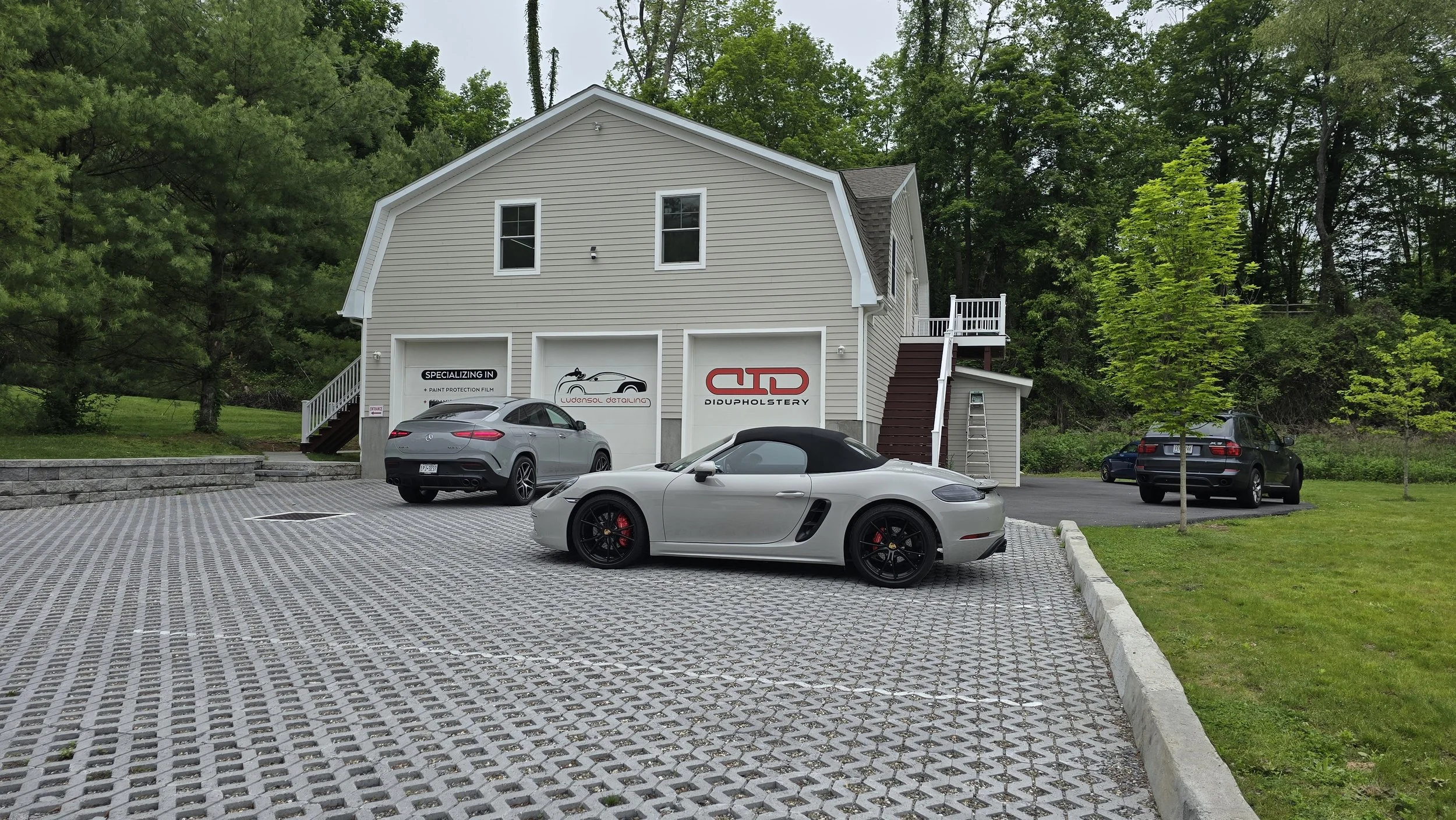 horizontal mercedes vs porsche.jpg