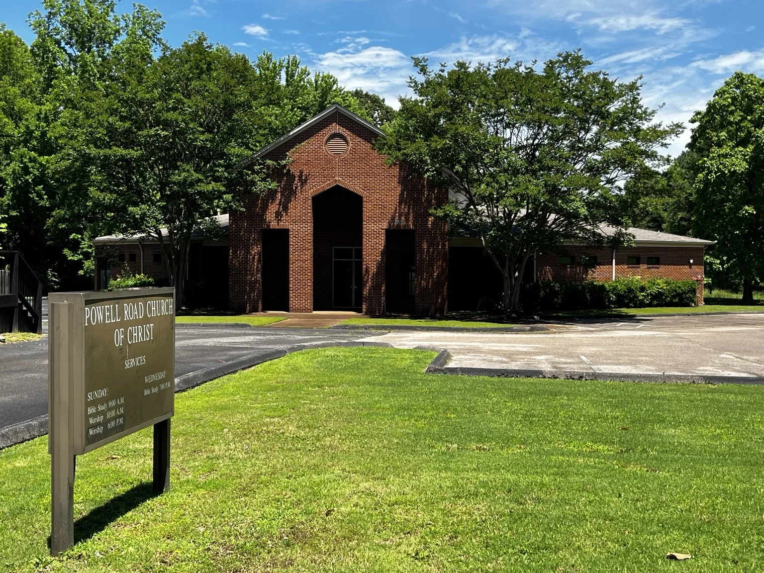 Powell Road Church of Christ building, entrance and parking area in Collierville