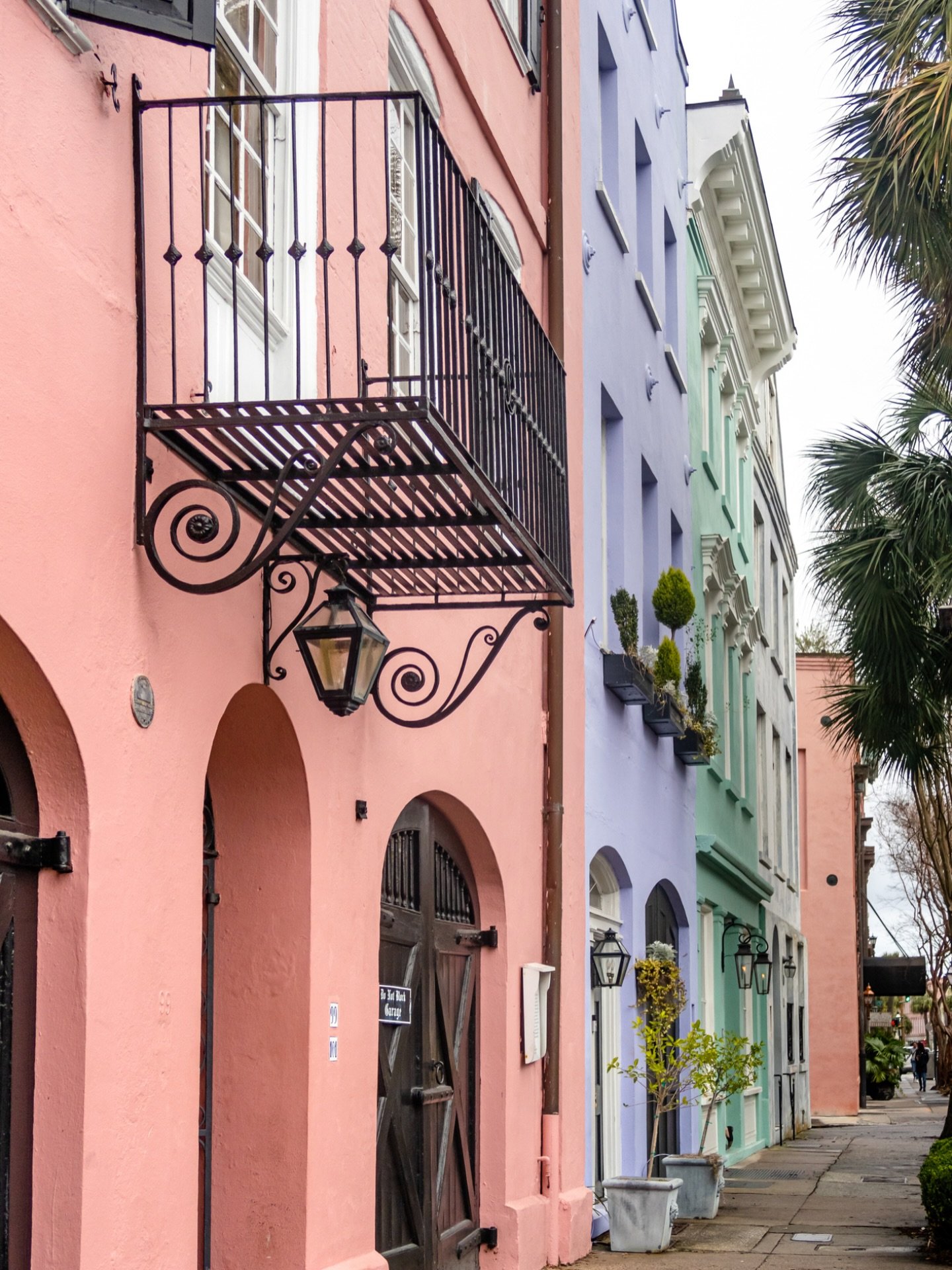 TRAVEL DESTINATION: CHARLESTON - Another city on my bucket list. The history, the charm, the restaurants &amp; culture &hellip;I want to enjoy it all. 

Who&rsquo;s been before and can share all the best things to do in 3 or 4 days?