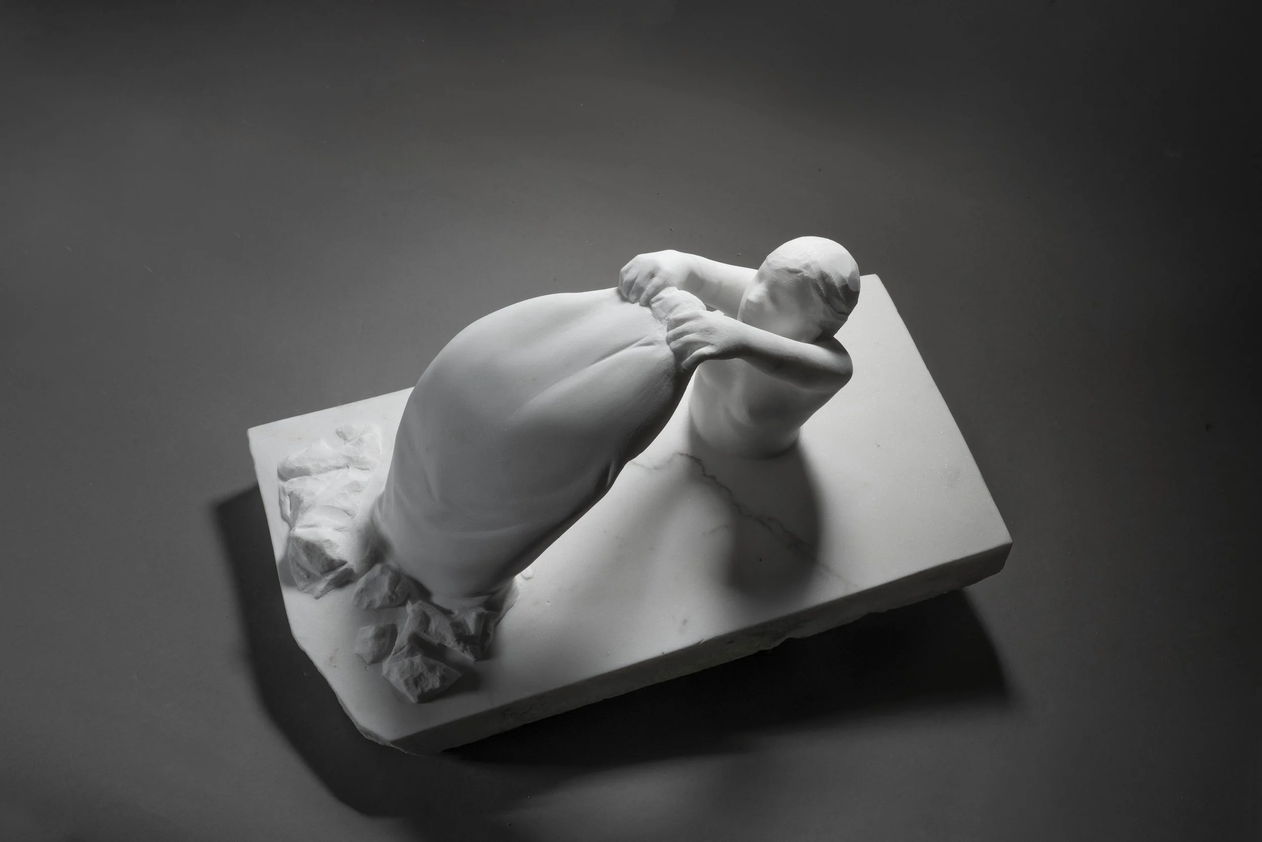 'Bautismo' .
Statuario marble .
Height - 27cm .
Width - 53cm .
Depth - 33cm .
POA