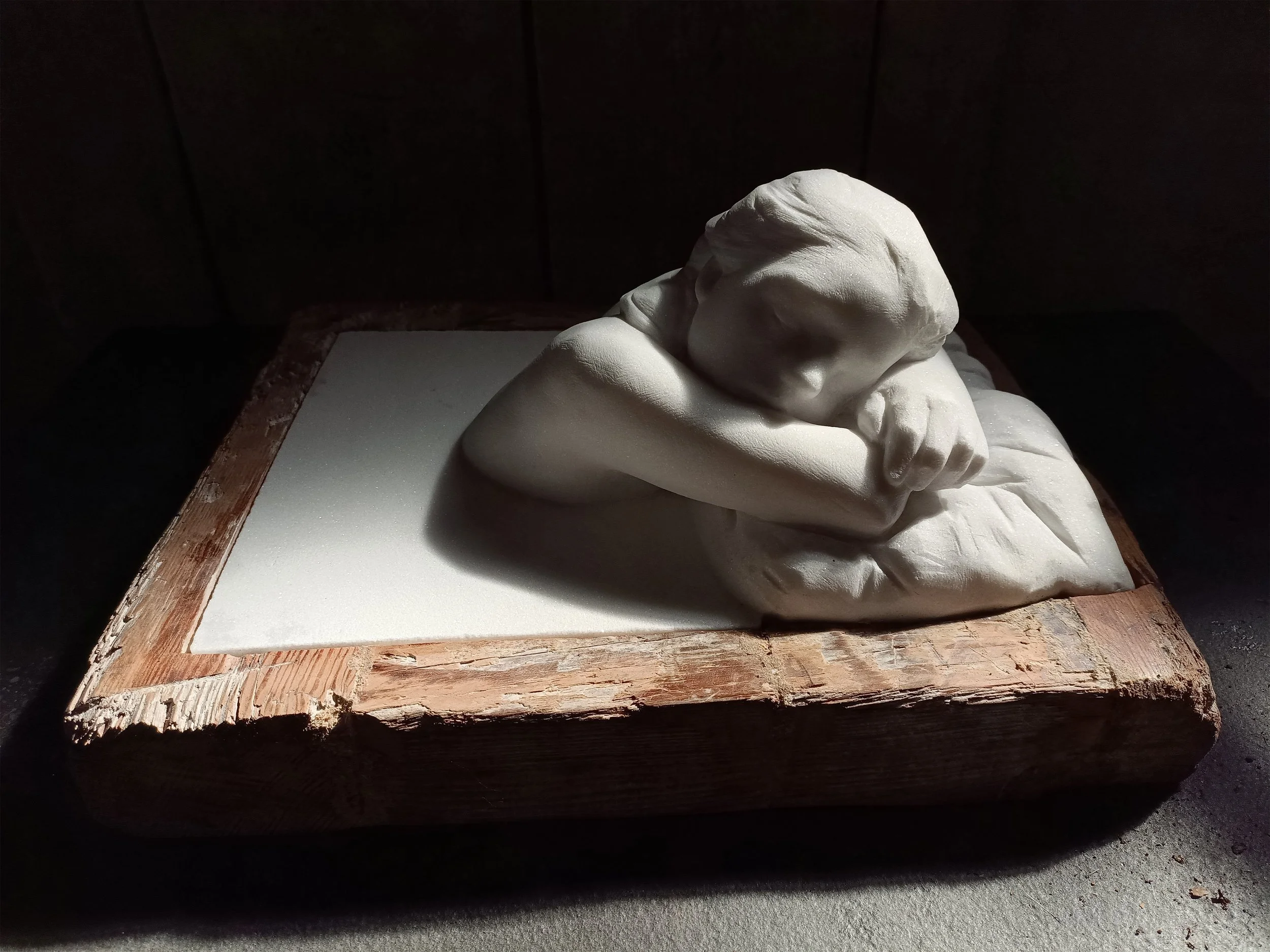 'El Borde' .
Marble and wood .
Height - 37cm .
Width - 30cm .
Depth - 20cm .
POA