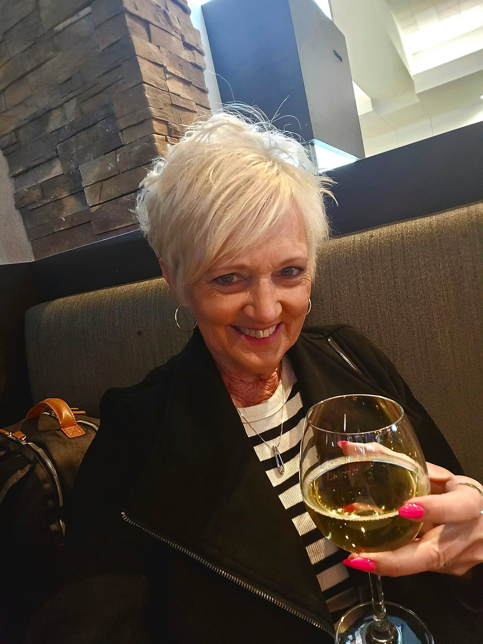 It's a Thursday. I'm sipping champagne. I'm at the airport. I'm happy. 🥂✨✈️☺️