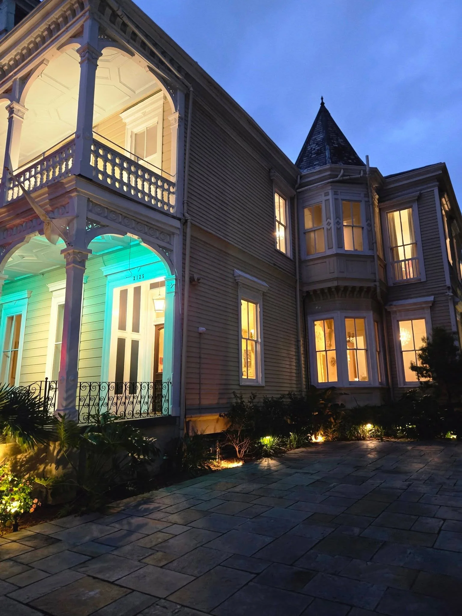 &ldquo;The universe often delivers its most beautiful gifts in ways that surprise us.&rdquo;

Tonight that gift looked like a simple walk to dinner&hellip;but it turned into one of those unforgettable moments.

Tree-lined streets, glowing porches, an