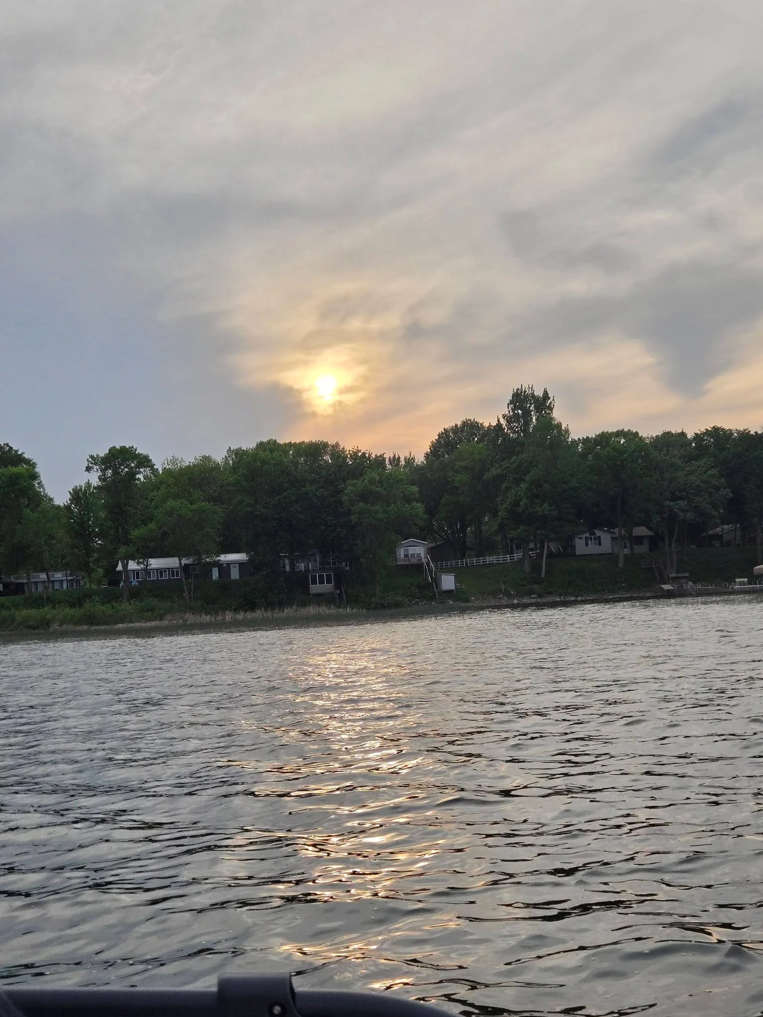 "I could never in a hundred summers get tired of this." &mdash;Susan Branch

First night on the lake. 🚤

Captain Chuck took us for a couple of cruises, Jody grilled an amazing supper, and we spent the evening soaking up everything we love 